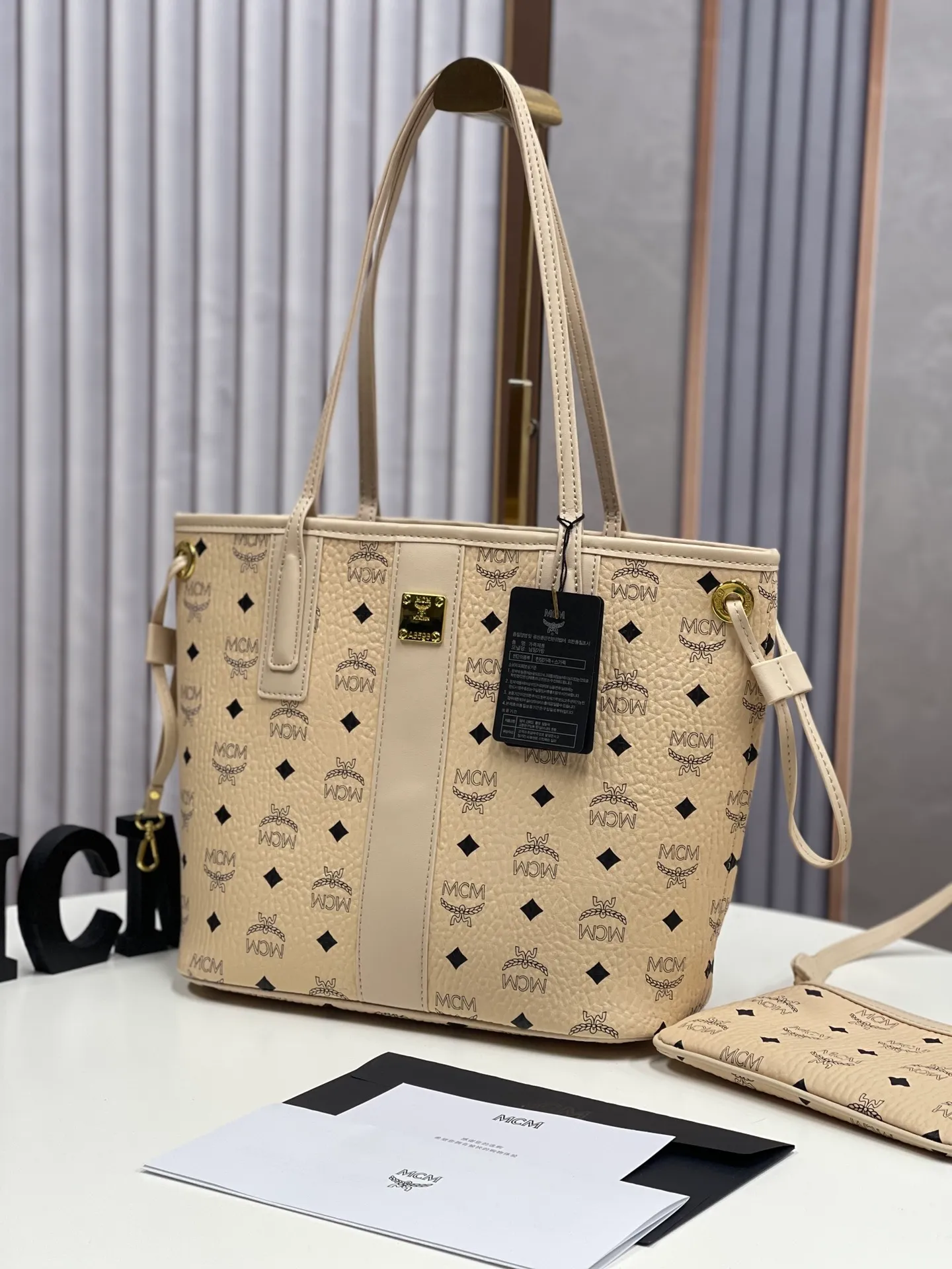 Batch 420💐MCM newly upgraded ✈️With gift box packaging [Exclusive real shot] Model 011 small size🔥Two classic looks are integrated into one daily item. This medium-sized Liz shopping bag is made of Visetos and Nappa calf leather and is reversible. The inside can be flipped out to reveal Cubic's classic pattern. Plus, the lightweight exterior expands and contracts with the leather drawstring. The included detachable zippered clutch adds to the functionality of this shopping bag and can also be removed and used as a separate wallet for short trips. Size: small size about 25X29X14CM