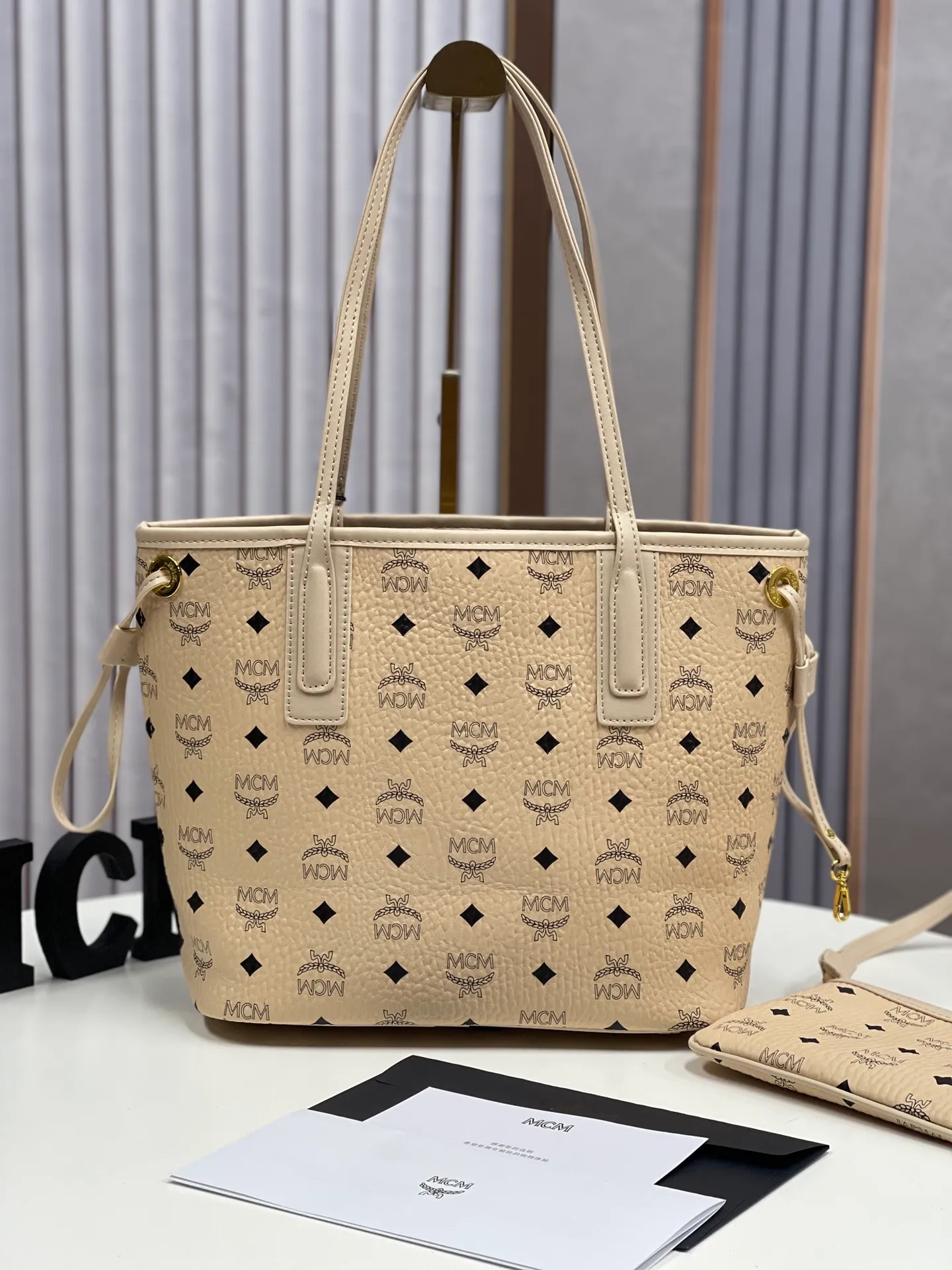 Batch 420💐MCM newly upgraded ✈️With gift box packaging [Exclusive real shot] Model 011 small size🔥Two classic looks are integrated into one daily item. This medium-sized Liz shopping bag is made of Visetos and Nappa calf leather and is reversible. The inside can be flipped out to reveal Cubic's classic pattern. Plus, the lightweight exterior expands and contracts with the leather drawstring. The included detachable zippered clutch adds to the functionality of this shopping bag and can also be removed and used as a separate wallet for short trips. Size: small size about 25X29X14CM