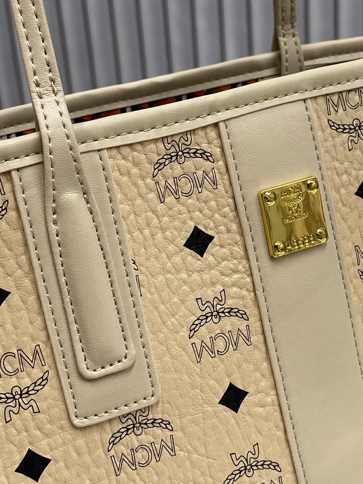 Batch 420💐MCM newly upgraded ✈️With gift box packaging [Exclusive real shot] Model 011 small size🔥Two classic looks are integrated into one daily item. This medium-sized Liz shopping bag is made of Visetos and Nappa calf leather and is reversible. The inside can be flipped out to reveal Cubic's classic pattern. Plus, the lightweight exterior expands and contracts with the leather drawstring. The included detachable zippered clutch adds to the functionality of this shopping bag and can also be removed and used as a separate wallet for short trips. Size: small size about 25X29X14CM