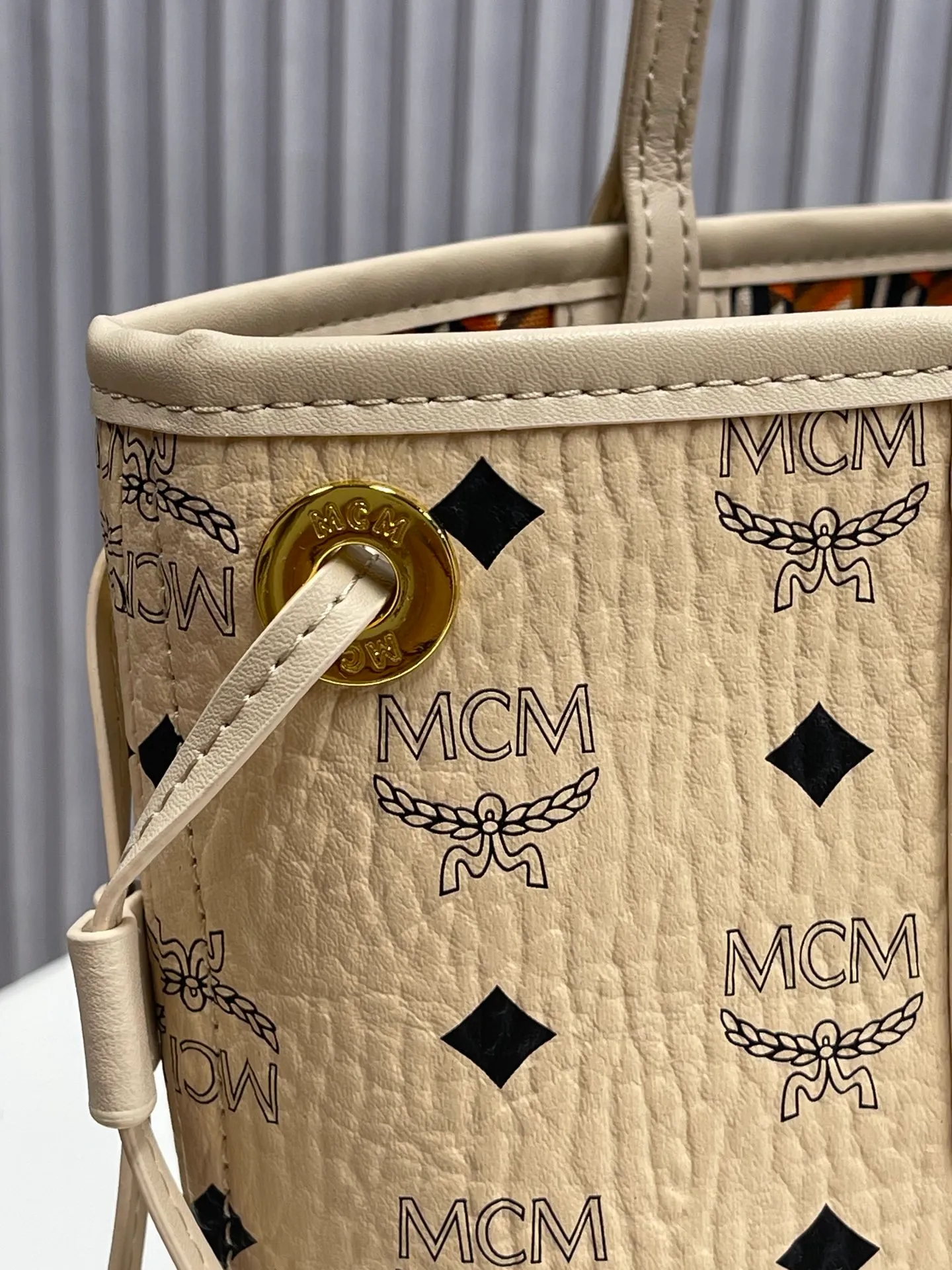 Batch 420💐MCM newly upgraded ✈️With gift box packaging [Exclusive real shot] Model 011 small size🔥Two classic looks are integrated into one daily item. This medium-sized Liz shopping bag is made of Visetos and Nappa calf leather and is reversible. The inside can be flipped out to reveal Cubic's classic pattern. Plus, the lightweight exterior expands and contracts with the leather drawstring. The included detachable zippered clutch adds to the functionality of this shopping bag and can also be removed and used as a separate wallet for short trips. Size: small size about 25X29X14CM