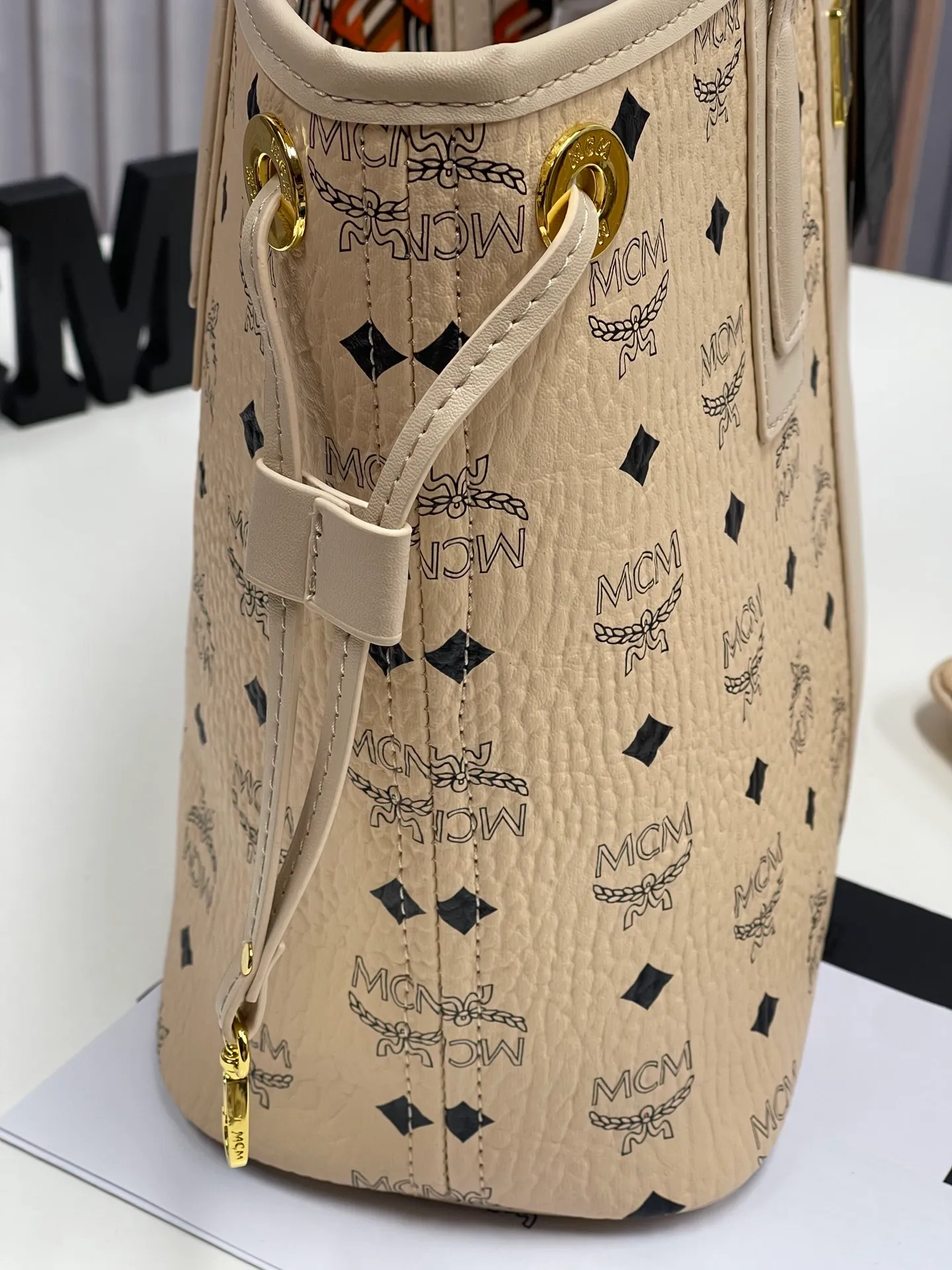 Batch 420💐MCM newly upgraded ✈️With gift box packaging [Exclusive real shot] Model 011 small size🔥Two classic looks are integrated into one daily item. This medium-sized Liz shopping bag is made of Visetos and Nappa calf leather and is reversible. The inside can be flipped out to reveal Cubic's classic pattern. Plus, the lightweight exterior expands and contracts with the leather drawstring. The included detachable zippered clutch adds to the functionality of this shopping bag and can also be removed and used as a separate wallet for short trips. Size: small size about 25X29X14CM