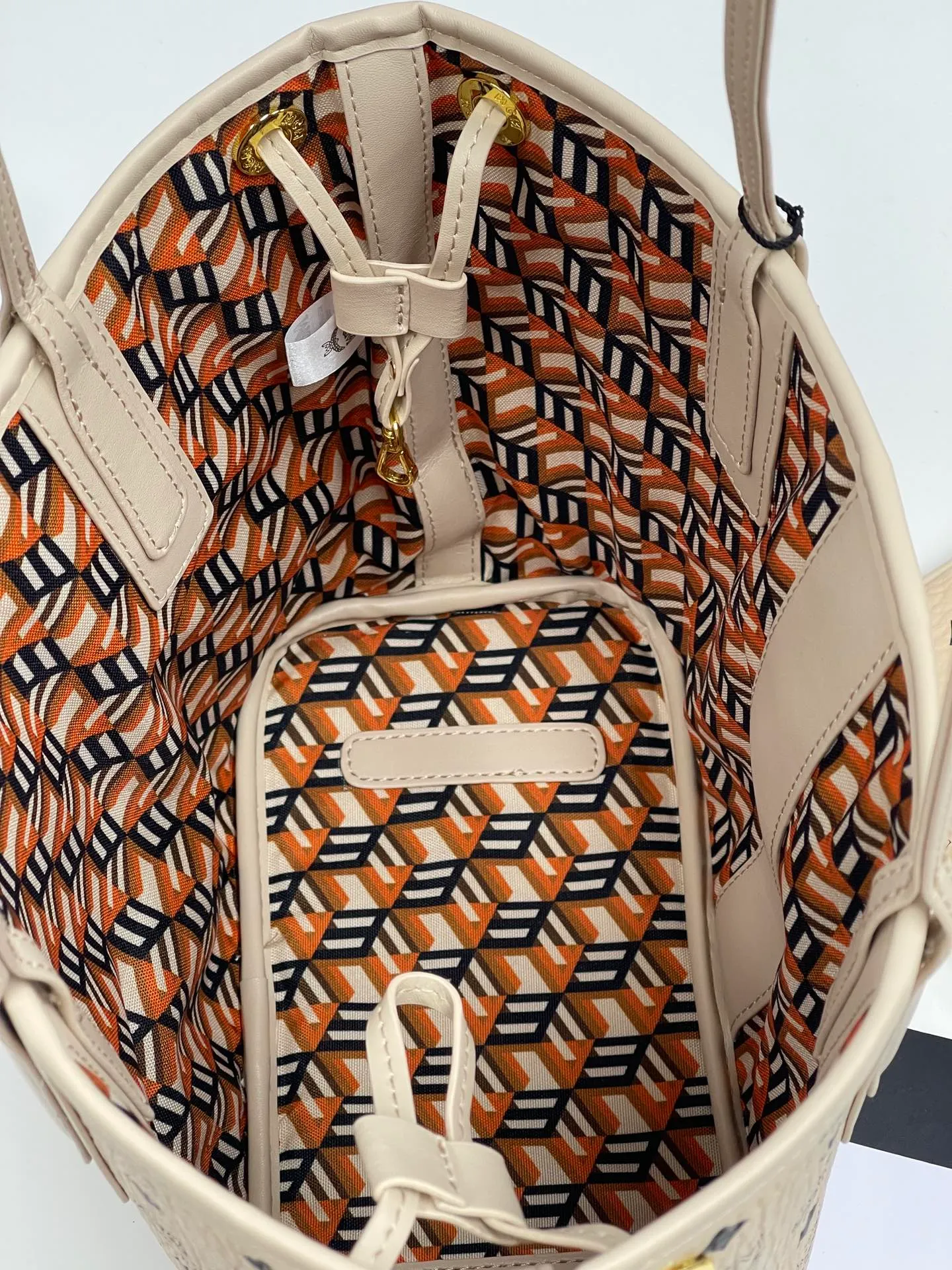 Batch 420💐MCM newly upgraded ✈️With gift box packaging [Exclusive real shot] Model 011 small size🔥Two classic looks are integrated into one daily item. This medium-sized Liz shopping bag is made of Visetos and Nappa calf leather and is reversible. The inside can be flipped out to reveal Cubic's classic pattern. Plus, the lightweight exterior expands and contracts with the leather drawstring. The included detachable zippered clutch adds to the functionality of this shopping bag and can also be removed and used as a separate wallet for short trips. Size: small size about 25X29X14CM