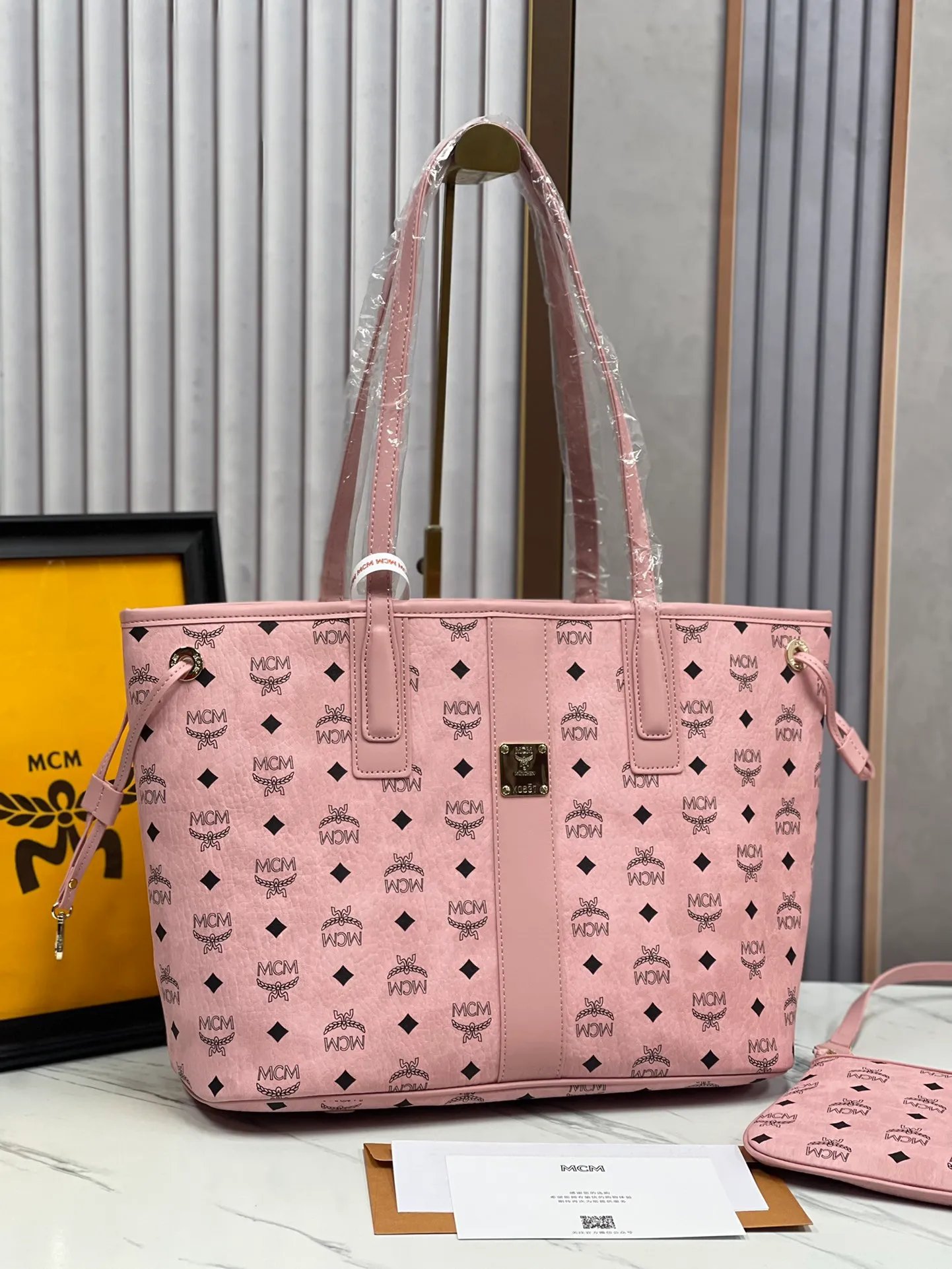 P430💰💐MCM counter new color·Sakura pink🌸·New upgraded version·High quality·With gift box packaging🎡New double-sided shopping bag letter bag🔥Model 011 [Exclusive real shot] Two classic looks are integrated into one daily item. This medium-sized Liz shopping bag is made of Visetos and Nappa calf leather and is reversible. The inside can be flipped out to reveal Cubic's classic pattern. Plus, the lightweight exterior expands and contracts with the leather drawstring. The included detachable zippered clutch adds to the functionality of this shopping bag and can also be removed and used as a separate wallet for short trips. Dimensions: Actual medium size approximately 17.0 x 36.0 x 28.0 cm.
