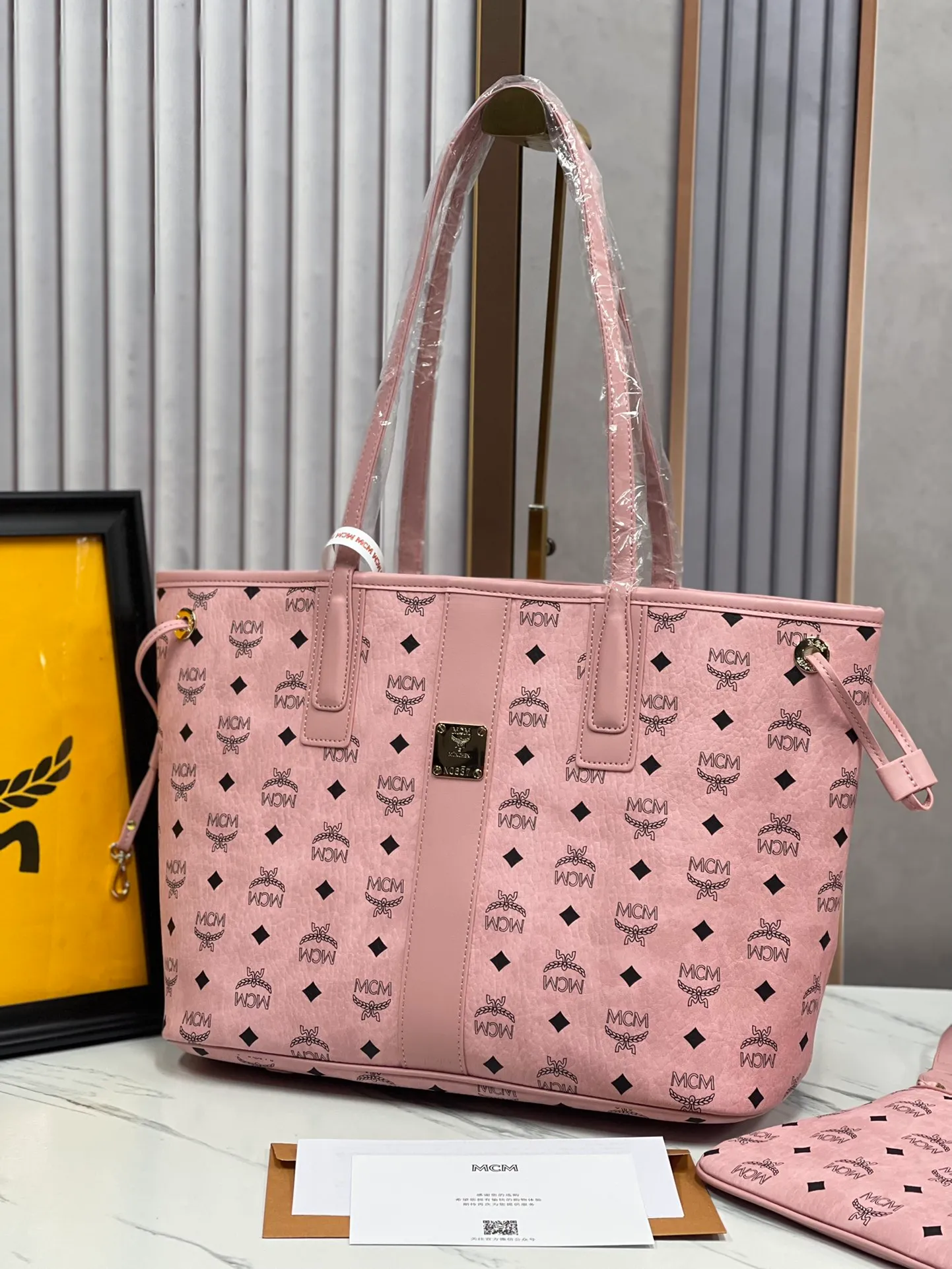 P430💰💐MCM counter new color·Sakura pink🌸·New upgraded version·High quality·With gift box packaging🎡New double-sided shopping bag letter bag🔥Model 011 [Exclusive real shot] Two classic looks are integrated into one daily item. This medium-sized Liz shopping bag is made of Visetos and Nappa calf leather and is reversible. The inside can be flipped out to reveal Cubic's classic pattern. Plus, the lightweight exterior expands and contracts with the leather drawstring. The included detachable zippered clutch adds to the functionality of this shopping bag and can also be removed and used as a separate wallet for short trips. Dimensions: Actual medium size approximately 17.0 x 36.0 x 28.0 cm.