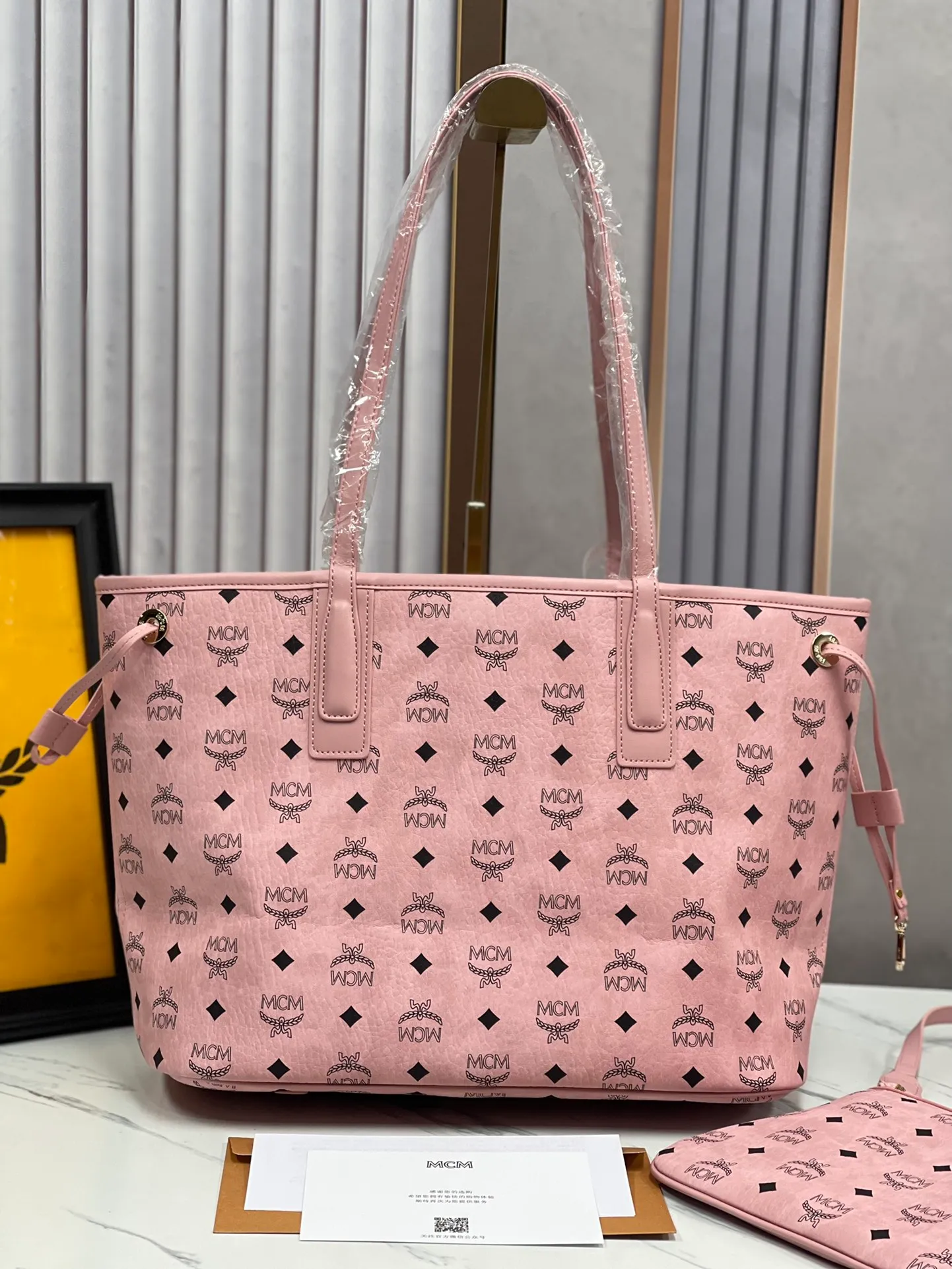 P430💰💐MCM counter new color·Sakura pink🌸·New upgraded version·High quality·With gift box packaging🎡New double-sided shopping bag letter bag🔥Model 011 [Exclusive real shot] Two classic looks are integrated into one daily item. This medium-sized Liz shopping bag is made of Visetos and Nappa calf leather and is reversible. The inside can be flipped out to reveal Cubic's classic pattern. Plus, the lightweight exterior expands and contracts with the leather drawstring. The included detachable zippered clutch adds to the functionality of this shopping bag and can also be removed and used as a separate wallet for short trips. Dimensions: Actual medium size approximately 17.0 x 36.0 x 28.0 cm.