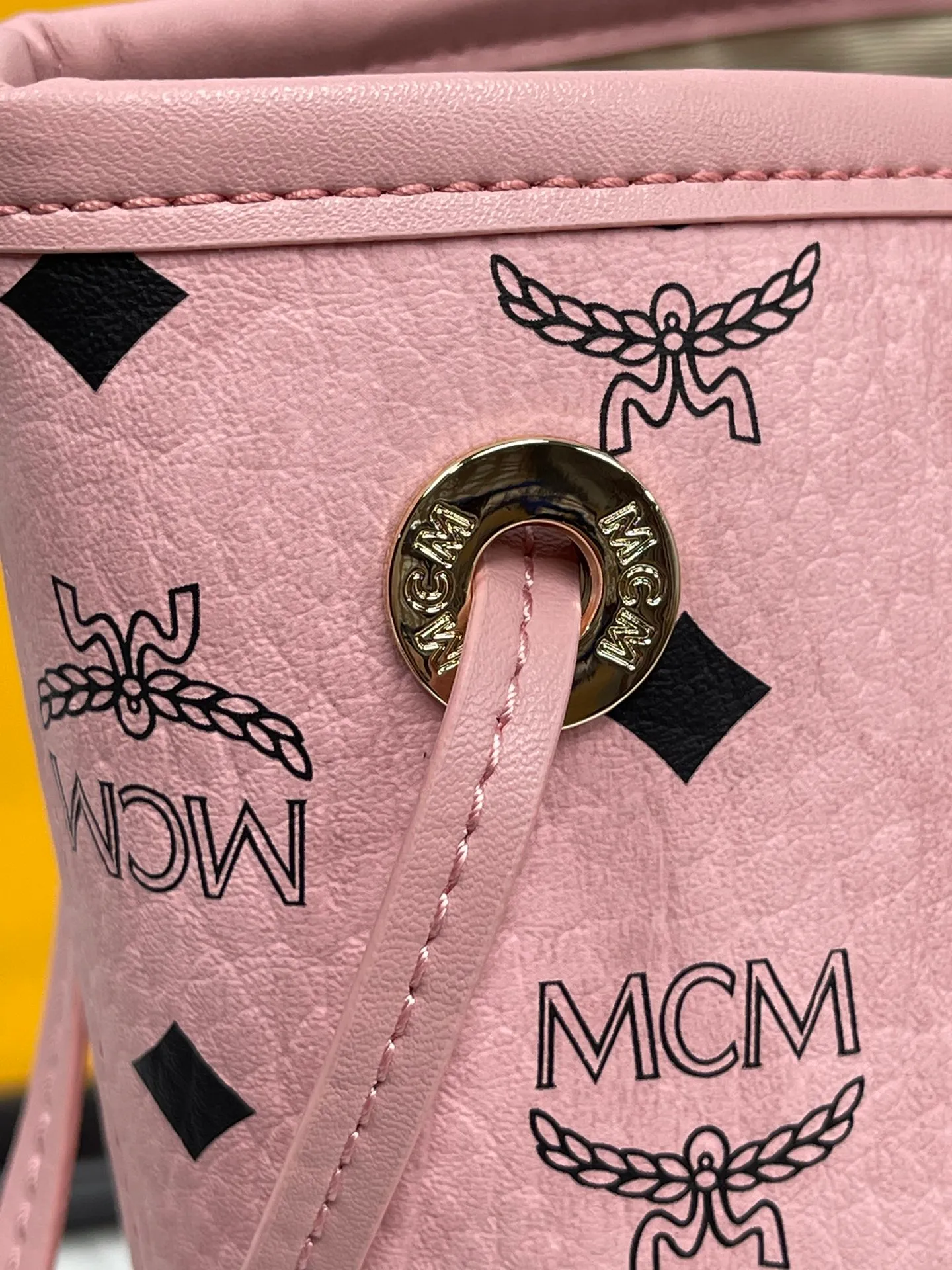 P430💰💐MCM counter new color·Sakura pink🌸·New upgraded version·High quality·With gift box packaging🎡New double-sided shopping bag letter bag🔥Model 011 [Exclusive real shot] Two classic looks are integrated into one daily item. This medium-sized Liz shopping bag is made of Visetos and Nappa calf leather and is reversible. The inside can be flipped out to reveal Cubic's classic pattern. Plus, the lightweight exterior expands and contracts with the leather drawstring. The included detachable zippered clutch adds to the functionality of this shopping bag and can also be removed and used as a separate wallet for short trips. Dimensions: Actual medium size approximately 17.0 x 36.0 x 28.0 cm.