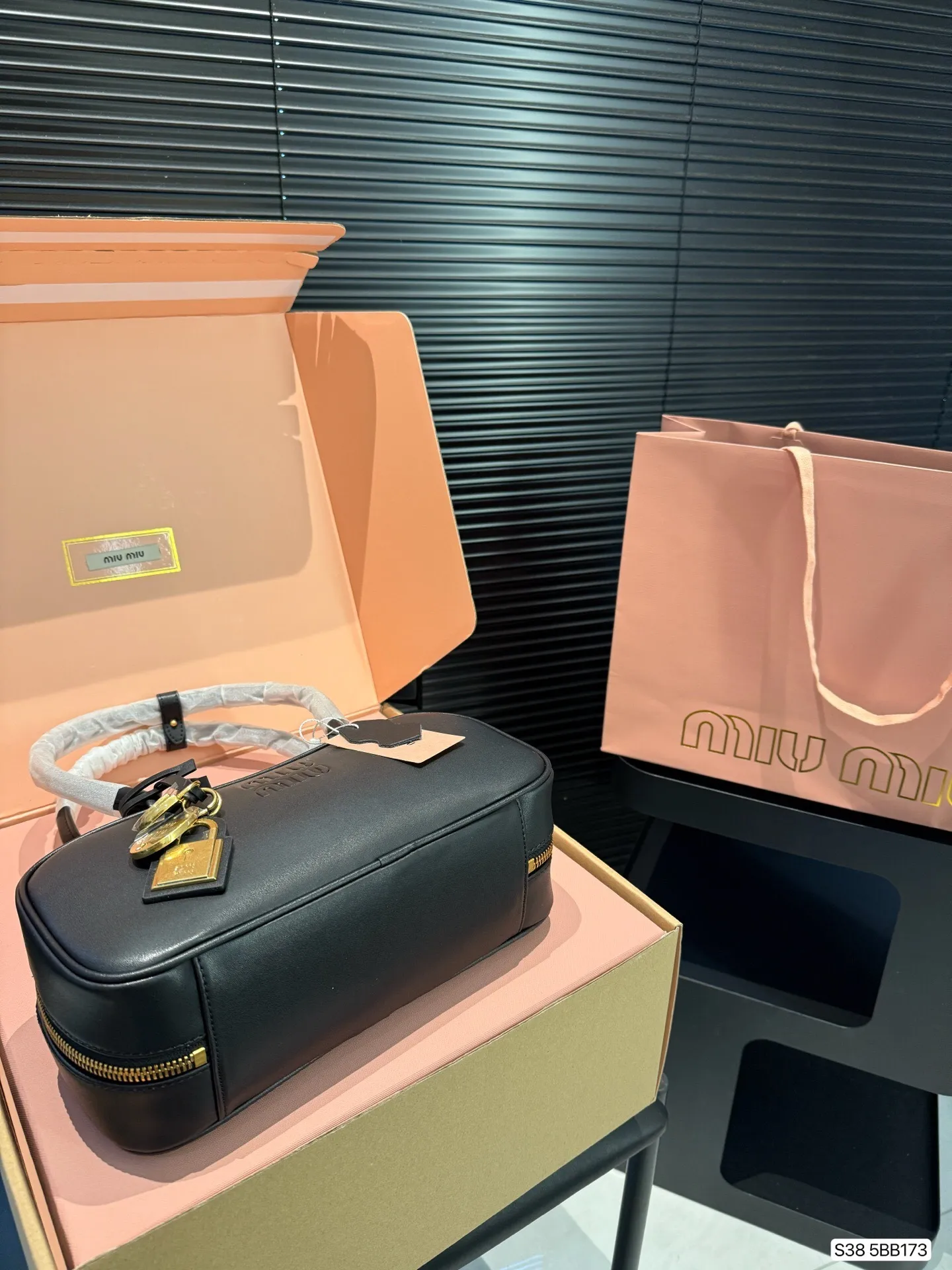 All categories Official website "Brand Women's Bags" Women's Bags 💙 miumiu 2025 new MIUMIU handbags