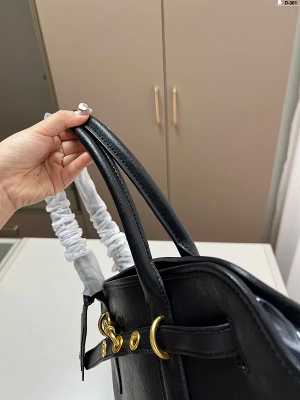 All categories Official website "Brand Women's Bags" Women's Bags 💙 miumiu 2025 new MIUMIU handbags