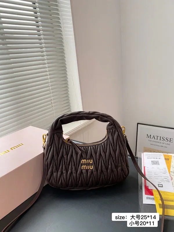 All categories Official website "Brand Women's Bags" Women's Bags 💙 miumiu 2025 new miumiu armpit bag