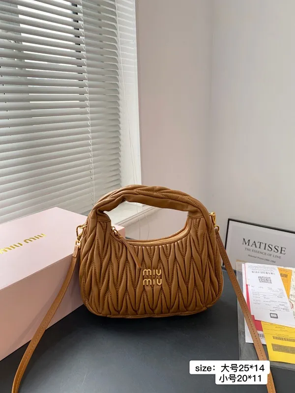 All categories Official website "Brand Women's Bags" Women's Bags 💙 miumiu 2025 new miumiu armpit bag