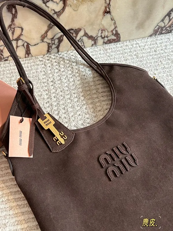 All categories Official website "Brand Women's Bags" Women's Bags 💙 miumiu 2025 new MIUMIU tote bag