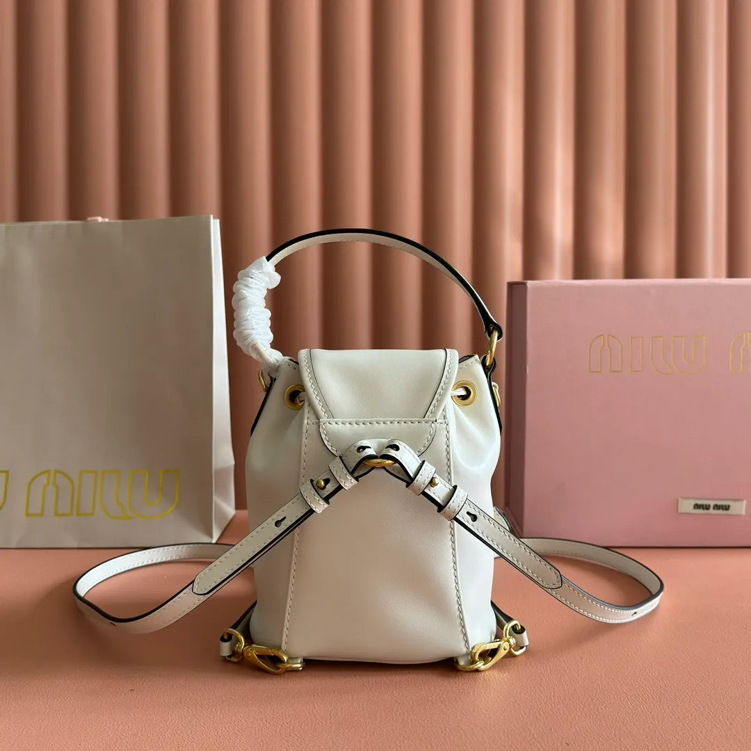 p1700💋💋💋【Configured with full counter package】MIU new college-style mini backpack: 5BZ045, ultra-high-quality calfskin with thick wear-resistant linen blend lining. This leather backpack adopts a campus-style design, blending exquisite craftsmanship with a casual attitude. The unique multi-pocket design highlights the M The fashionable and interesting spirit of lU handbags, classic leather shoulder straps and shoulder straps, a great tool for wearing: with white T jeans, with khaki windbreakers, with casual sportswear... The style is versatile, and the universe can be accommodated inside: iPad, folding umbrella, cosmetic bag, practical, lightweight and full of luxury. Size: 14X17X8cm