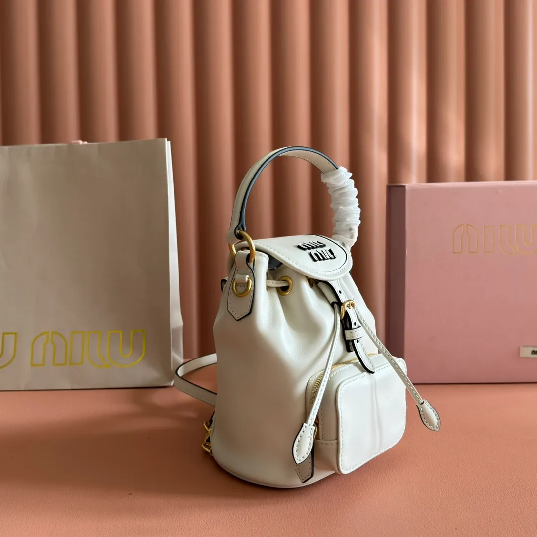 p1700💋💋💋【Configured with full counter package】MIU new college-style mini backpack: 5BZ045, ultra-high-quality calfskin with thick wear-resistant linen blend lining. This leather backpack adopts a campus-style design, blending exquisite craftsmanship with a casual attitude. The unique multi-pocket design highlights the M The fashionable and interesting spirit of lU handbags, classic leather shoulder straps and shoulder straps, a great tool for wearing: with white T jeans, with khaki windbreakers, with casual sportswear... The style is versatile, and the universe can be accommodated inside: iPad, folding umbrella, cosmetic bag, practical, lightweight and full of luxury. Size: 14X17X8cm