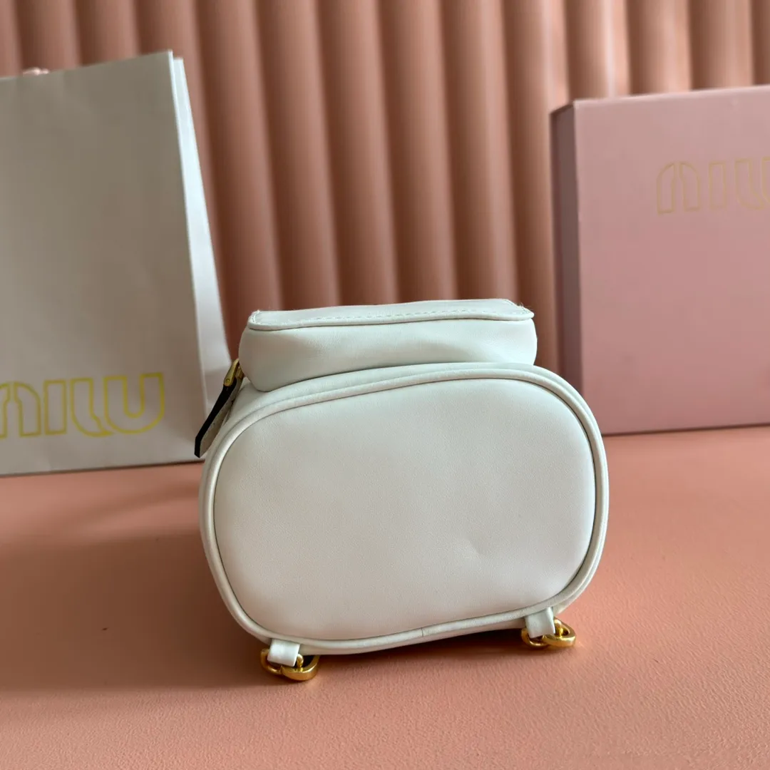 p1700💋💋💋【Configured with full counter package】MIU new college-style mini backpack: 5BZ045, ultra-high-quality calfskin with thick wear-resistant linen blend lining. This leather backpack adopts a campus-style design, blending exquisite craftsmanship with a casual attitude. The unique multi-pocket design highlights the M The fashionable and interesting spirit of lU handbags, classic leather shoulder straps and shoulder straps, a great tool for wearing: with white T jeans, with khaki windbreakers, with casual sportswear... The style is versatile, and the universe can be accommodated inside: iPad, folding umbrella, cosmetic bag, practical, lightweight and full of luxury. Size: 14X17X8cm