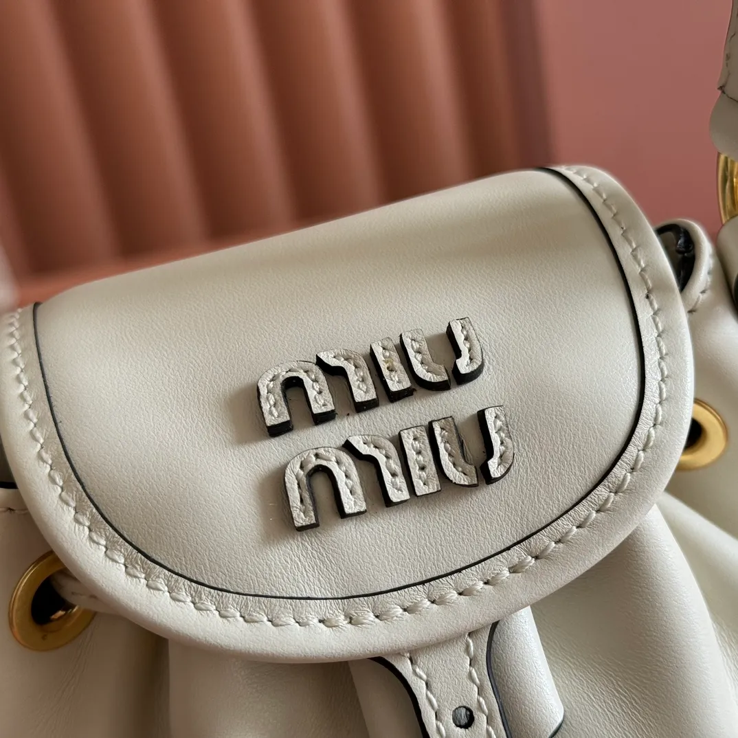 p1700💋💋💋【Configured with full counter package】MIU new college-style mini backpack: 5BZ045, ultra-high-quality calfskin with thick wear-resistant linen blend lining. This leather backpack adopts a campus-style design, blending exquisite craftsmanship with a casual attitude. The unique multi-pocket design highlights the M The fashionable and interesting spirit of lU handbags, classic leather shoulder straps and shoulder straps, a great tool for wearing: with white T jeans, with khaki windbreakers, with casual sportswear... The style is versatile, and the universe can be accommodated inside: iPad, folding umbrella, cosmetic bag, practical, lightweight and full of luxury. Size: 14X17X8cm