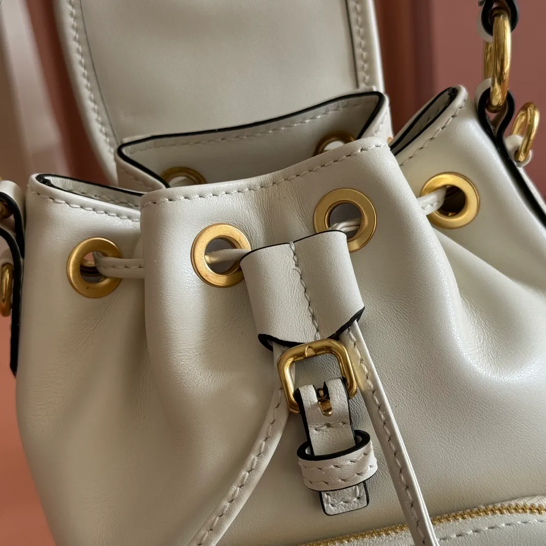 p1700💋💋💋【Configured with full counter package】MIU new college-style mini backpack: 5BZ045, ultra-high-quality calfskin with thick wear-resistant linen blend lining. This leather backpack adopts a campus-style design, blending exquisite craftsmanship with a casual attitude. The unique multi-pocket design highlights the M The fashionable and interesting spirit of lU handbags, classic leather shoulder straps and shoulder straps, a great tool for wearing: with white T jeans, with khaki windbreakers, with casual sportswear... The style is versatile, and the universe can be accommodated inside: iPad, folding umbrella, cosmetic bag, practical, lightweight and full of luxury. Size: 14X17X8cm