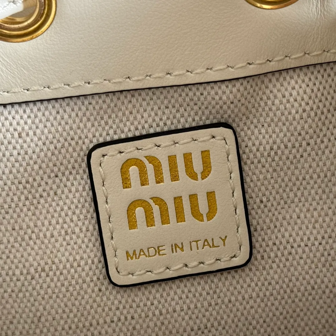p1700💋💋💋【Configured with full counter package】MIU new college-style mini backpack: 5BZ045, ultra-high-quality calfskin with thick wear-resistant linen blend lining. This leather backpack adopts a campus-style design, blending exquisite craftsmanship with a casual attitude. The unique multi-pocket design highlights the M The fashionable and interesting spirit of lU handbags, classic leather shoulder straps and shoulder straps, a great tool for wearing: with white T jeans, with khaki windbreakers, with casual sportswear... The style is versatile, and the universe can be accommodated inside: iPad, folding umbrella, cosmetic bag, practical, lightweight and full of luxury. Size: 14X17X8cm