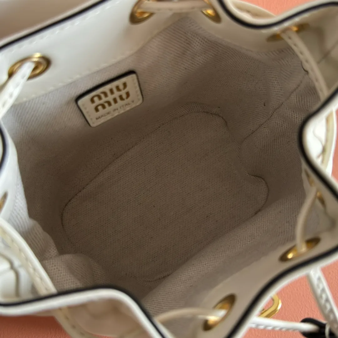 p1700💋💋💋【Configured with full counter package】MIU new college-style mini backpack: 5BZ045, ultra-high-quality calfskin with thick wear-resistant linen blend lining. This leather backpack adopts a campus-style design, blending exquisite craftsmanship with a casual attitude. The unique multi-pocket design highlights the M The fashionable and interesting spirit of lU handbags, classic leather shoulder straps and shoulder straps, a great tool for wearing: with white T jeans, with khaki windbreakers, with casual sportswear... The style is versatile, and the universe can be accommodated inside: iPad, folding umbrella, cosmetic bag, practical, lightweight and full of luxury. Size: 14X17X8cm