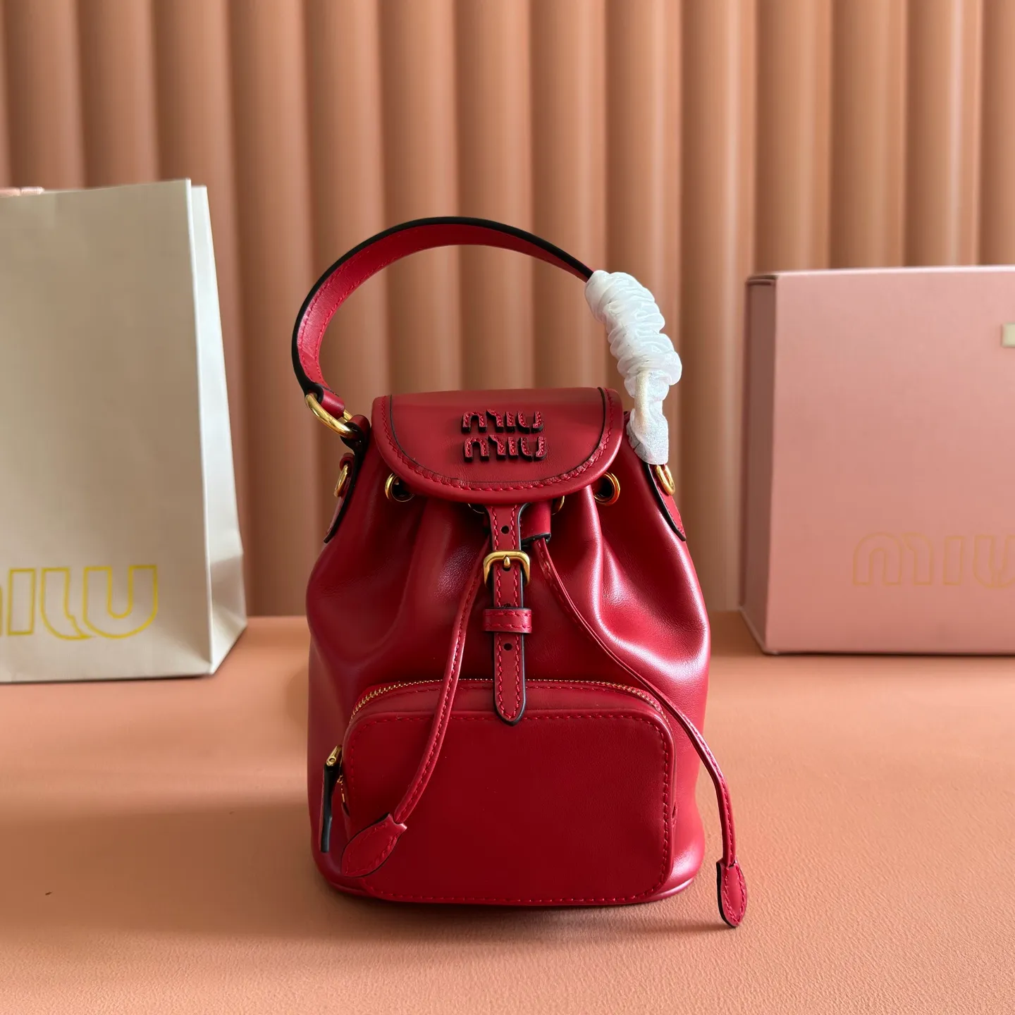 p1700💋💋💋【Configured with full counter package】MIU new college-style mini backpack: 5BZ045, ultra-high-quality calfskin with thick wear-resistant linen blend lining. This leather backpack adopts a campus-style design, blending exquisite craftsmanship with a casual attitude. The unique multi-pocket design highlights the M The fashionable and interesting spirit of lU handbags, classic leather shoulder straps and shoulder straps, a great tool for wearing: with white T jeans, with khaki windbreakers, with casual sportswear... The style is versatile, and the universe can be accommodated inside: iPad, folding umbrella, cosmetic bag, practical, lightweight and full of luxury. Size: 14X17X8cm
