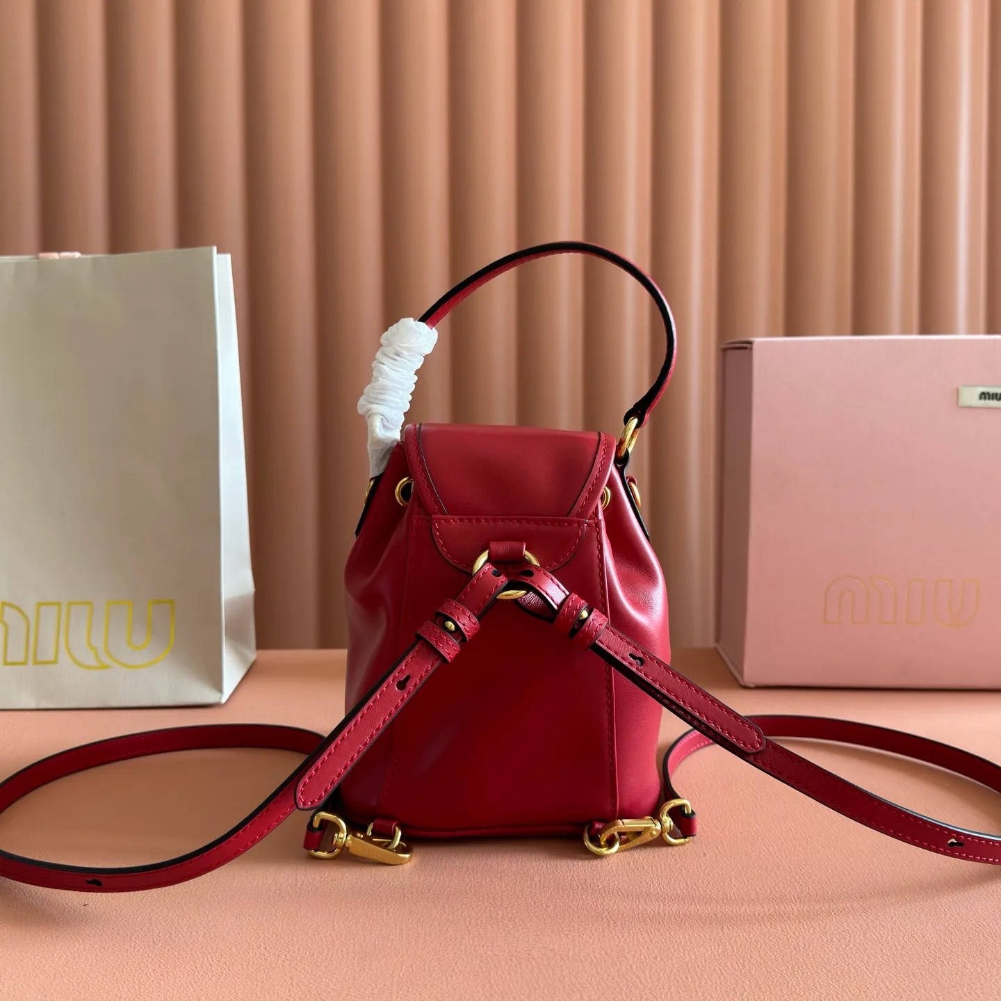 p1700💋💋💋【Configured with full counter package】MIU new college-style mini backpack: 5BZ045, ultra-high-quality calfskin with thick wear-resistant linen blend lining. This leather backpack adopts a campus-style design, blending exquisite craftsmanship with a casual attitude. The unique multi-pocket design highlights the M The fashionable and interesting spirit of lU handbags, classic leather shoulder straps and shoulder straps, a great tool for wearing: with white T jeans, with khaki windbreakers, with casual sportswear... The style is versatile, and the universe can be accommodated inside: iPad, folding umbrella, cosmetic bag, practical, lightweight and full of luxury. Size: 14X17X8cm
