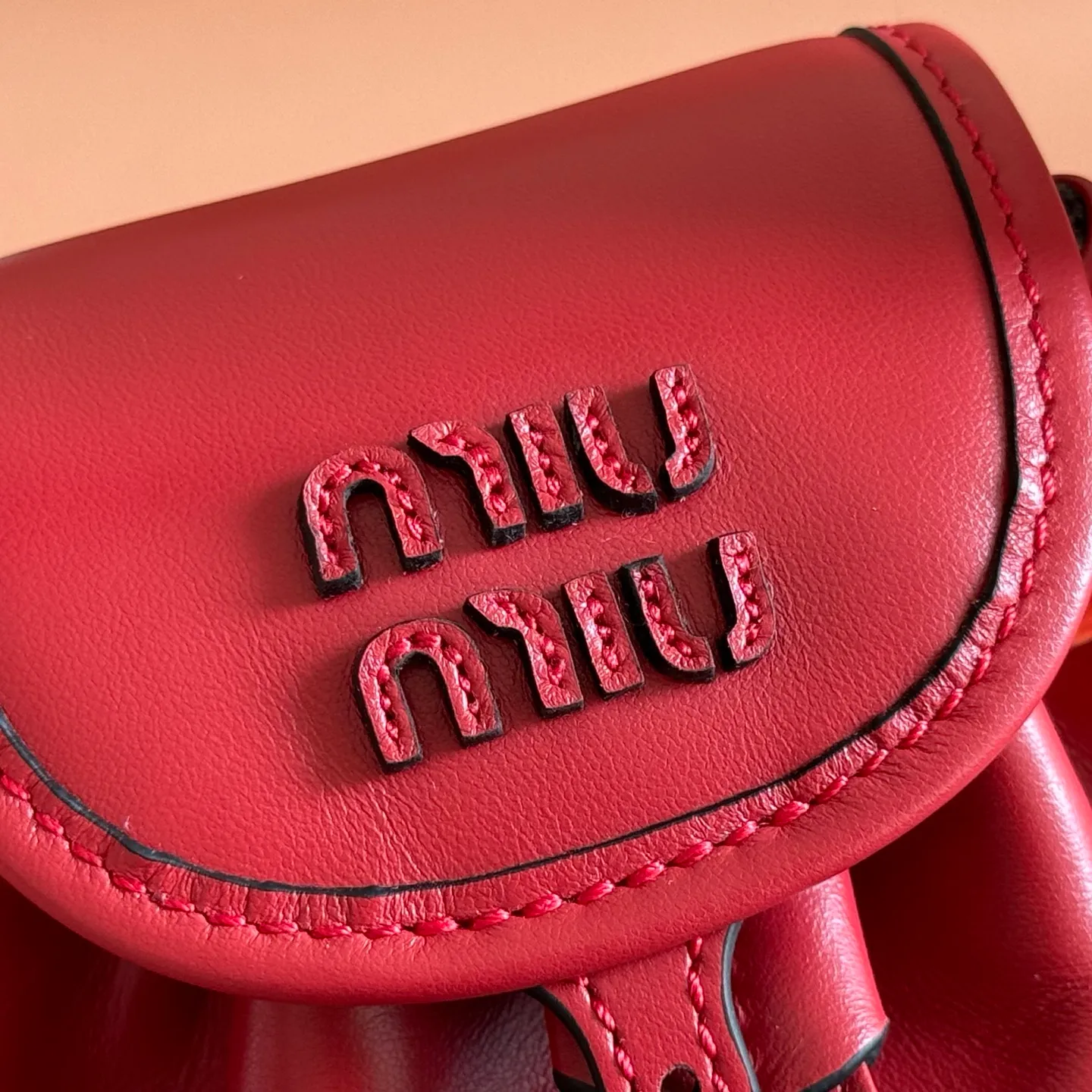 p1700💋💋💋【Configured with full counter package】MIU new college-style mini backpack: 5BZ045, ultra-high-quality calfskin with thick wear-resistant linen blend lining. This leather backpack adopts a campus-style design, blending exquisite craftsmanship with a casual attitude. The unique multi-pocket design highlights the M The fashionable and interesting spirit of lU handbags, classic leather shoulder straps and shoulder straps, a great tool for wearing: with white T jeans, with khaki windbreakers, with casual sportswear... The style is versatile, and the universe can be accommodated inside: iPad, folding umbrella, cosmetic bag, practical, lightweight and full of luxury. Size: 14X17X8cm