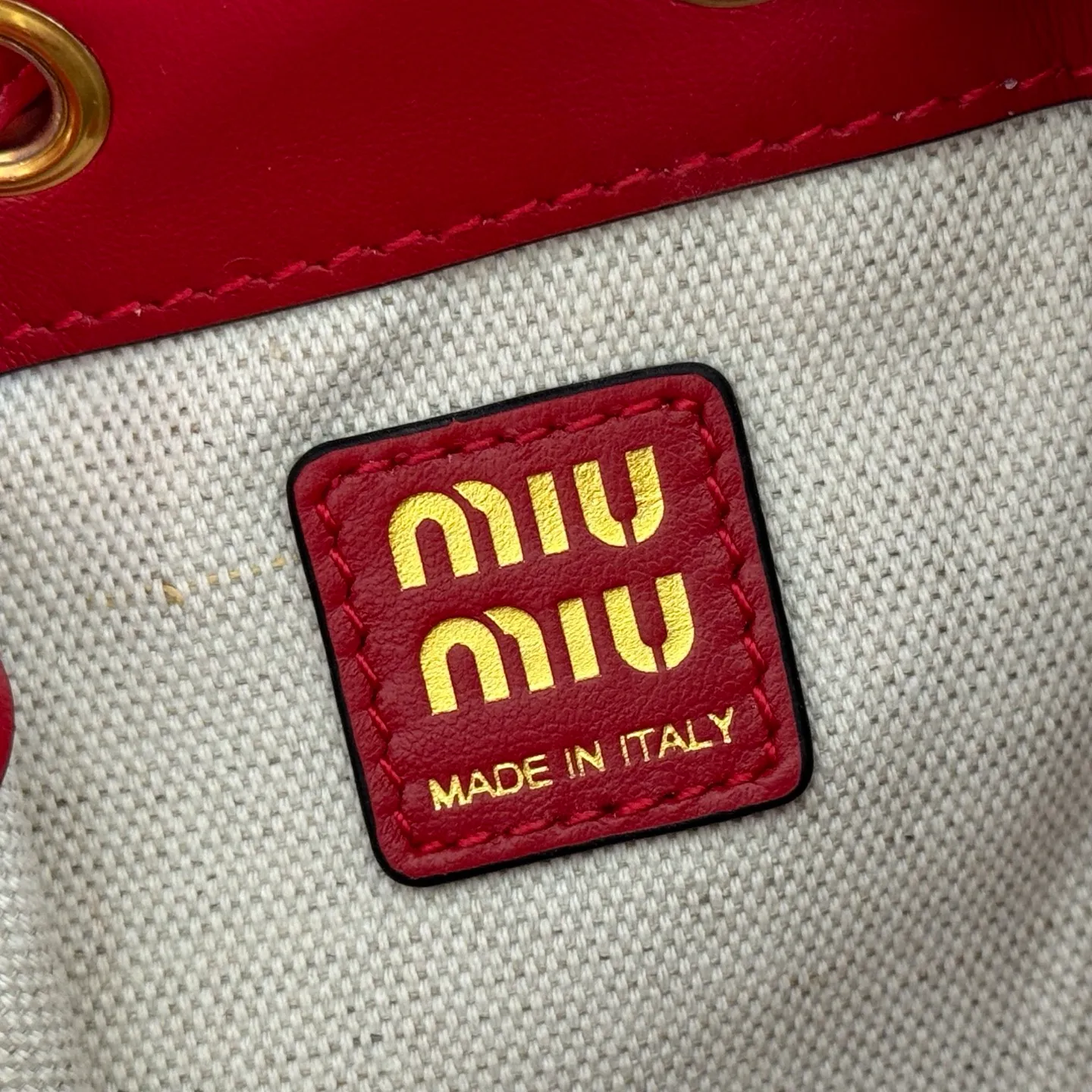 p1700💋💋💋【Configured with full counter package】MIU new college-style mini backpack: 5BZ045, ultra-high-quality calfskin with thick wear-resistant linen blend lining. This leather backpack adopts a campus-style design, blending exquisite craftsmanship with a casual attitude. The unique multi-pocket design highlights the M The fashionable and interesting spirit of lU handbags, classic leather shoulder straps and shoulder straps, a great tool for wearing: with white T jeans, with khaki windbreakers, with casual sportswear... The style is versatile, and the universe can be accommodated inside: iPad, folding umbrella, cosmetic bag, practical, lightweight and full of luxury. Size: 14X17X8cm