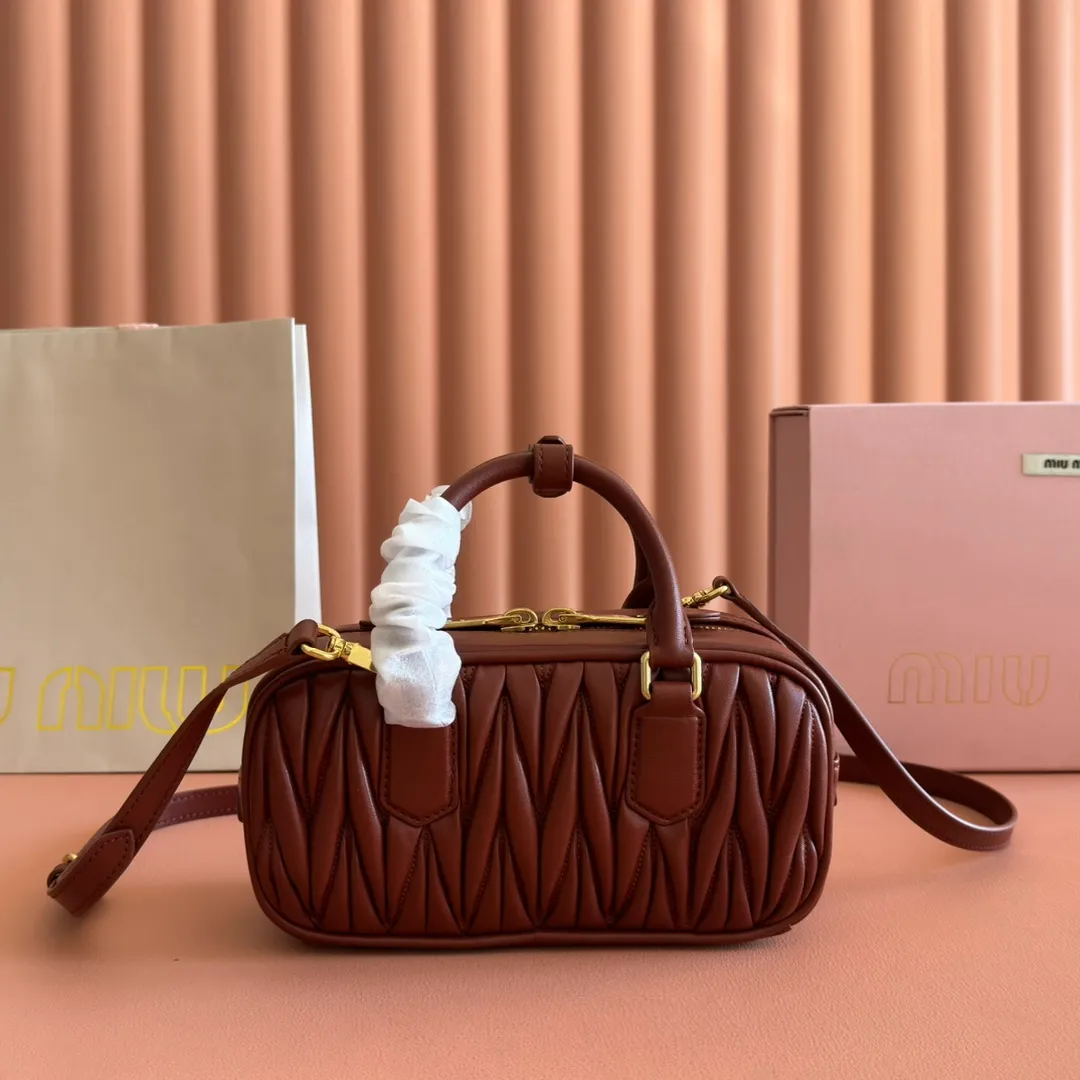 p1700💋💋💋【Configuring full counter package】MIU MIU Miu Miu pleated lambskin Miu Miu women's Arcadia cowhide handbag crossbody bag👝The lightweight padding design makes the handbag look fuller and shows a cosmopolitan style. The letter logo, which echoes the finish of the metal hardware, straddles the line between function and decoration, giving this handbag a unique aesthetic and classic feel. Size: 22✖️10.5✖️7.5cm Style number: 5bb142 wine red