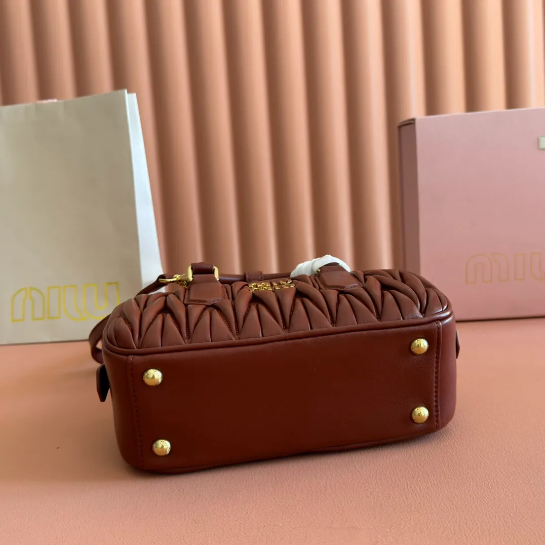 p1700💋💋💋【Configuring full counter package】MIU MIU Miu Miu pleated lambskin Miu Miu women's Arcadia cowhide handbag crossbody bag👝The lightweight padding design makes the handbag look fuller and shows a cosmopolitan style. The letter logo, which echoes the finish of the metal hardware, straddles the line between function and decoration, giving this handbag a unique aesthetic and classic feel. Size: 22✖️10.5✖️7.5cm Style number: 5bb142 wine red