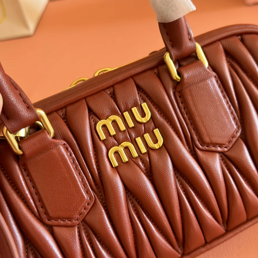 p1700💋💋💋【Configuring full counter package】MIU MIU Miu Miu pleated lambskin Miu Miu women's Arcadia cowhide handbag crossbody bag👝The lightweight padding design makes the handbag look fuller and shows a cosmopolitan style. The letter logo, which echoes the finish of the metal hardware, straddles the line between function and decoration, giving this handbag a unique aesthetic and classic feel. Size: 22✖️10.5✖️7.5cm Style number: 5bb142 wine red