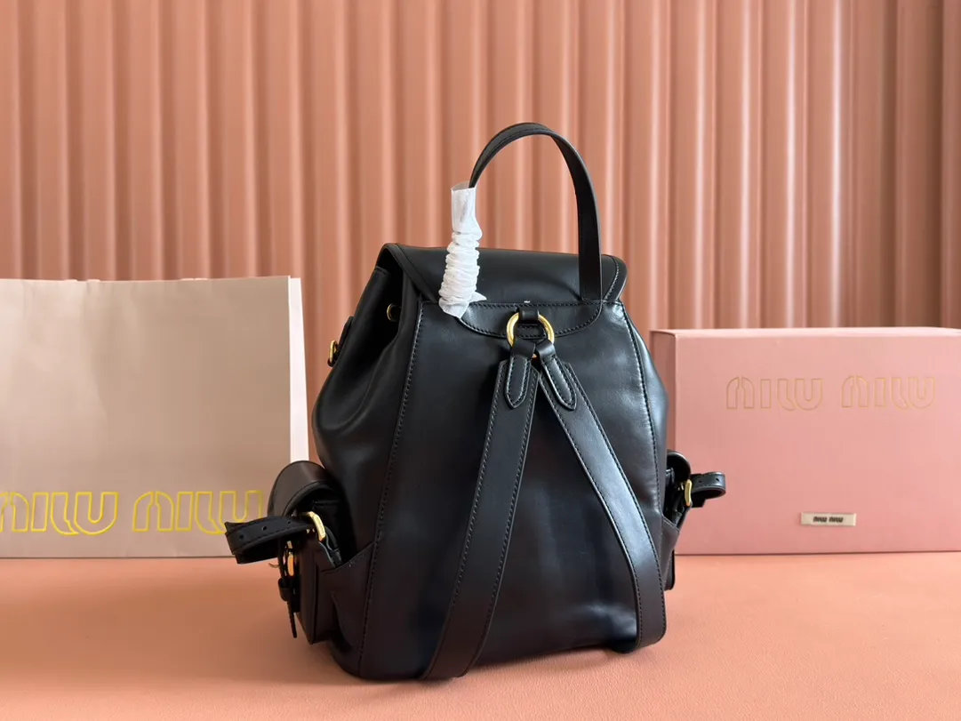 p2200. 💋💋💋【Configured with full package at counter】MIU Home new product college style backpack, the perfect combination of canvas and imported calfskin, thick wear-resistant linen blend lining, adopts a casual design style, fashionable, simple and advanced, combined with exquisite handcrafts, adding multiple pockets for storage, the shoulder strap and hand bag can be freely converted, which is a great convenience Improved practicality, it is simply a tool for dressing. It can be worn with jeans, shirts or various casual sportswear. It is a very good item to wear, especially the capacity is large enough and it is light and easy to use. I highly recommend it. Model: 5bz042, size 29.5x25x12.5cm
