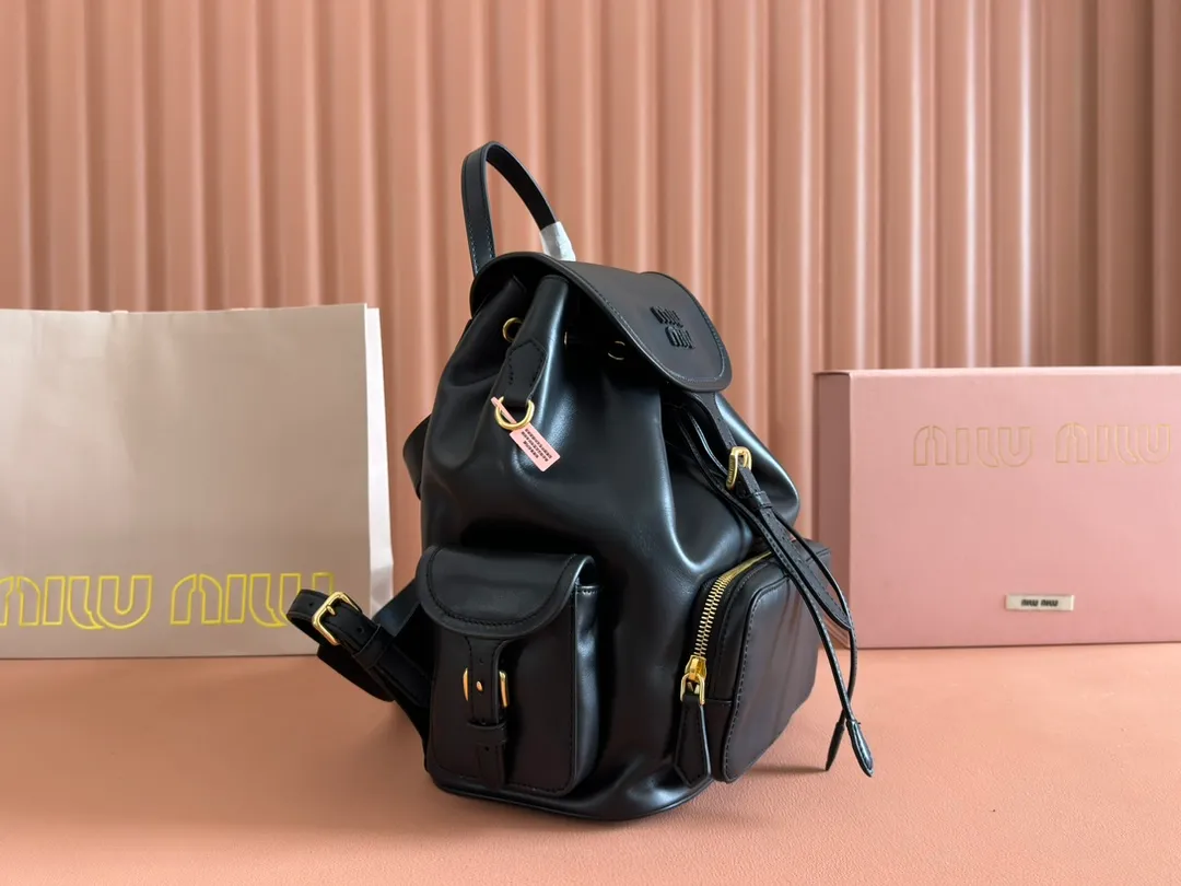p2200. 💋💋💋【Configured with full package at counter】MIU Home new product college style backpack, the perfect combination of canvas and imported calfskin, thick wear-resistant linen blend lining, adopts a casual design style, fashionable, simple and advanced, combined with exquisite handcrafts, adding multiple pockets for storage, the shoulder strap and hand bag can be freely converted, which is a great convenience Improved practicality, it is simply a tool for dressing. It can be worn with jeans, shirts or various casual sportswear. It is a very good item to wear, especially the capacity is large enough and it is light and easy to use. I highly recommend it. Model: 5bz042, size 29.5x25x12.5cm