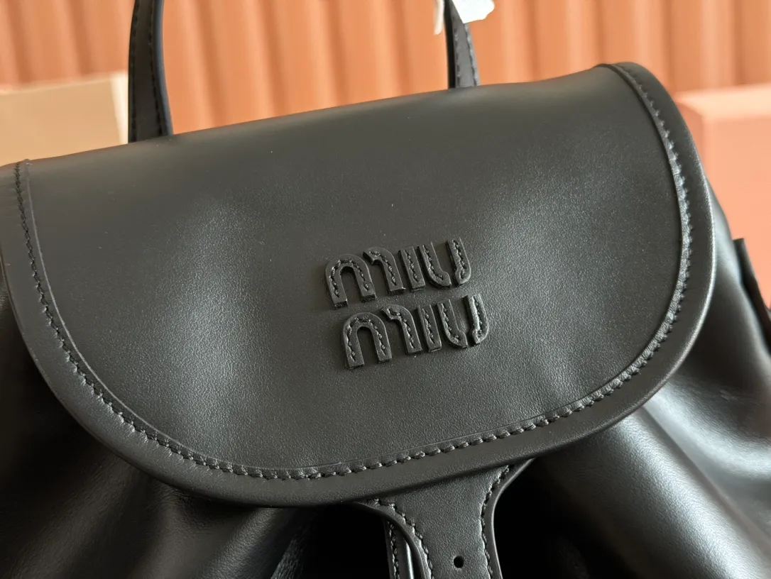 p2200. 💋💋💋【Configured with full package at counter】MIU Home new product college style backpack, the perfect combination of canvas and imported calfskin, thick wear-resistant linen blend lining, adopts a casual design style, fashionable, simple and advanced, combined with exquisite handcrafts, adding multiple pockets for storage, the shoulder strap and hand bag can be freely converted, which is a great convenience Improved practicality, it is simply a tool for dressing. It can be worn with jeans, shirts or various casual sportswear. It is a very good item to wear, especially the capacity is large enough and it is light and easy to use. I highly recommend it. Model: 5bz042, size 29.5x25x12.5cm