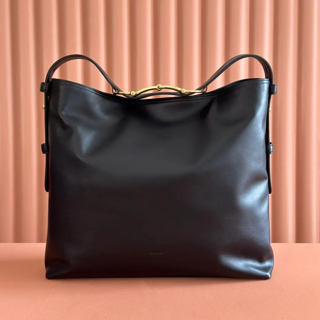 p1760. 💋💋💋 "With full set of original counter packaging" 2025 autumn and winter series, Gucci Beatrix series handbags are crafted from black cow leather material and equipped with iconic horsebit detail shoulder straps, adding brand connotation to the casual silhouette. Gold-toned accessories add a refined touch, and a zippered pocket inside keeps daily essentials secure. Combining elegant design with practical performance, it easily accommodates daily essentials. Black soft glossy calf leather Gold-tone hardware Black cotton and linen blend lining Horsebit detail on shoulder strap Interior: Zip pocket Adjustable shoulder strap Height: 26cm - 33cm; Length: 94cm Ident: 850546. Dimensions: 40cm (width) x 36cm (height) x 12cm (depth) Weight: approx. 1kg Color: Black full leather. Made in Italy