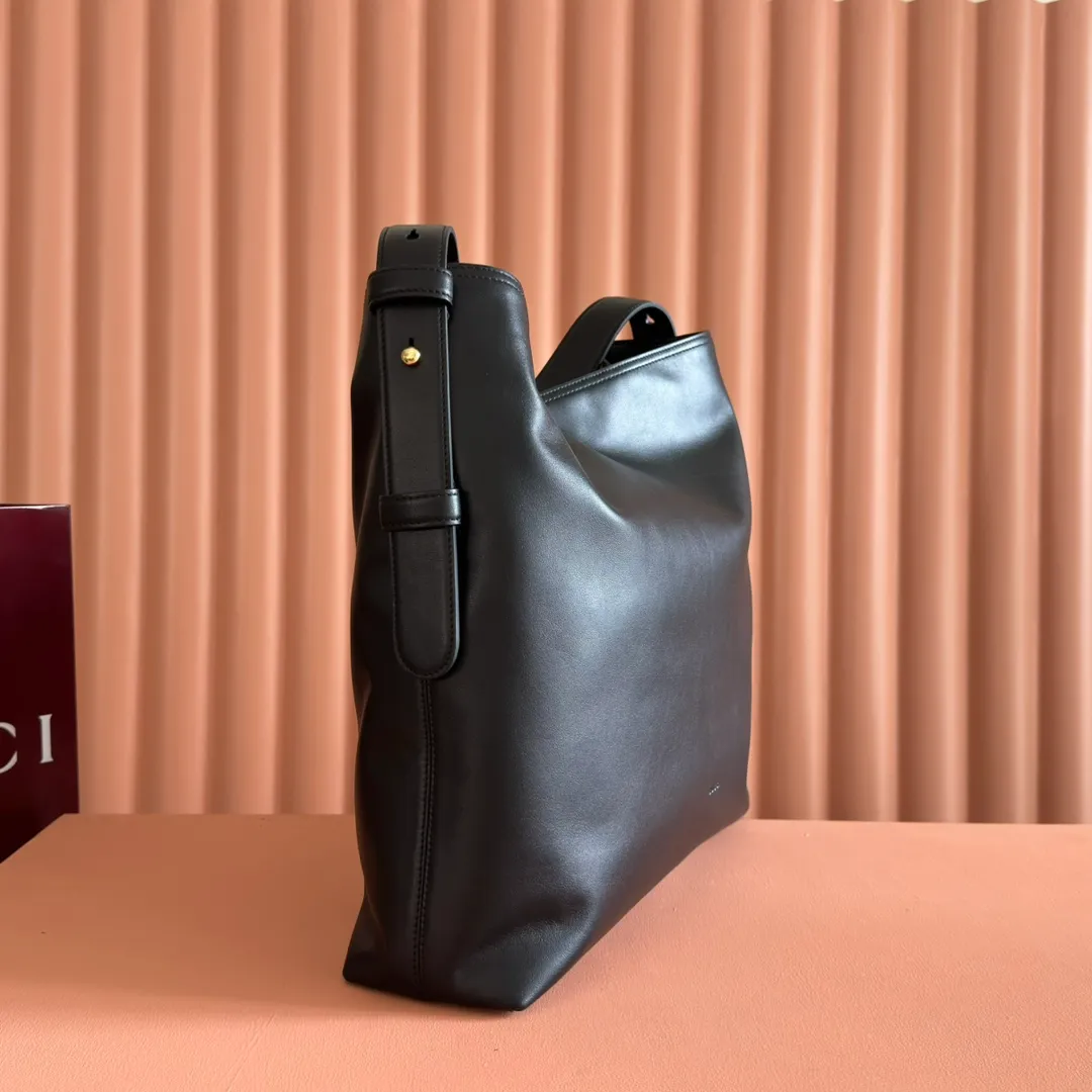 p1760. 💋💋💋 "With full set of original counter packaging" 2025 autumn and winter series, Gucci Beatrix series handbags are crafted from black cow leather material and equipped with iconic horsebit detail shoulder straps, adding brand connotation to the casual silhouette. Gold-toned accessories add a refined touch, and a zippered pocket inside keeps daily essentials secure. Combining elegant design with practical performance, it easily accommodates daily essentials. Black soft glossy calf leather Gold-tone hardware Black cotton and linen blend lining Horsebit detail on shoulder strap Interior: Zip pocket Adjustable shoulder strap Height: 26cm - 33cm; Length: 94cm Ident: 850546. Dimensions: 40cm (width) x 36cm (height) x 12cm (depth) Weight: approx. 1kg Color: Black full leather. Made in Italy