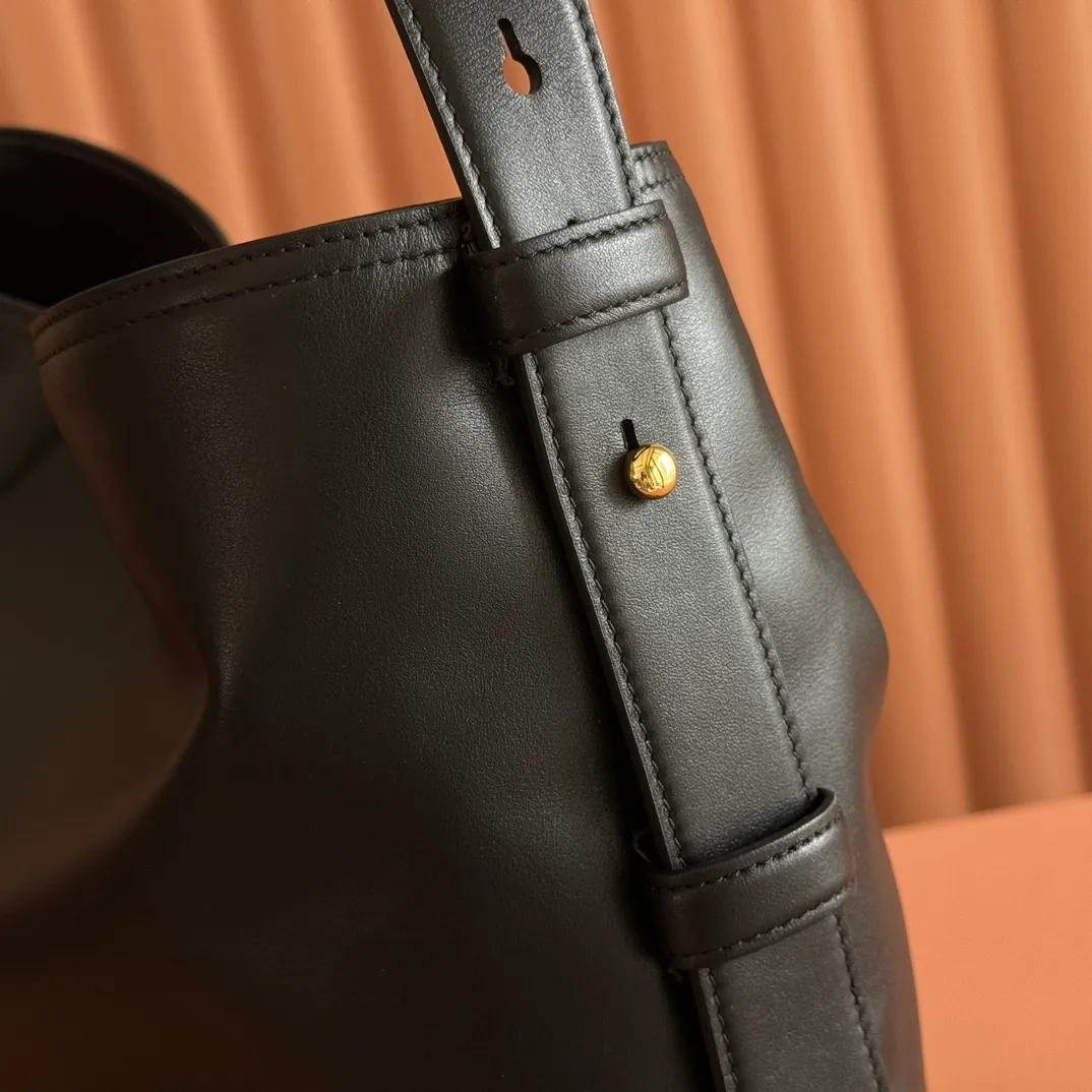 p1760. 💋💋💋 "With full set of original counter packaging" 2025 autumn and winter series, Gucci Beatrix series handbags are crafted from black cow leather material and equipped with iconic horsebit detail shoulder straps, adding brand connotation to the casual silhouette. Gold-toned accessories add a refined touch, and a zippered pocket inside keeps daily essentials secure. Combining elegant design with practical performance, it easily accommodates daily essentials. Black soft glossy calf leather Gold-tone hardware Black cotton and linen blend lining Horsebit detail on shoulder strap Interior: Zip pocket Adjustable shoulder strap Height: 26cm - 33cm; Length: 94cm Ident: 850546. Dimensions: 40cm (width) x 36cm (height) x 12cm (depth) Weight: approx. 1kg Color: Black full leather. Made in Italy
