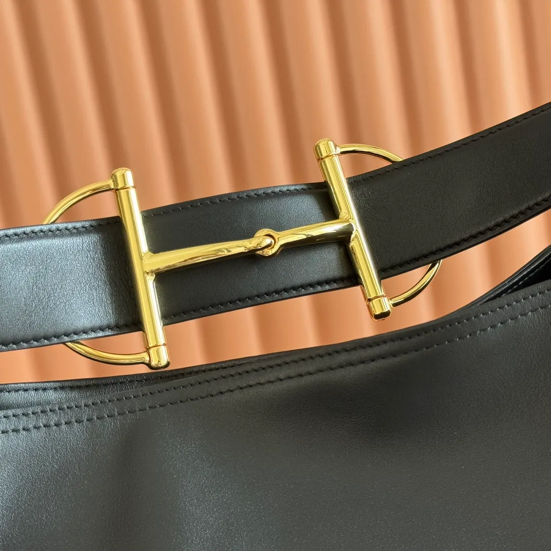 p1760. 💋💋💋 "With full set of original counter packaging" 2025 autumn and winter series, Gucci Beatrix series handbags are crafted from black cow leather material and equipped with iconic horsebit detail shoulder straps, adding brand connotation to the casual silhouette. Gold-toned accessories add a refined touch, and a zippered pocket inside keeps daily essentials secure. Combining elegant design with practical performance, it easily accommodates daily essentials. Black soft glossy calf leather Gold-tone hardware Black cotton and linen blend lining Horsebit detail on shoulder strap Interior: Zip pocket Adjustable shoulder strap Height: 26cm - 33cm; Length: 94cm Ident: 850546. Dimensions: 40cm (width) x 36cm (height) x 12cm (depth) Weight: approx. 1kg Color: Black full leather. Made in Italy