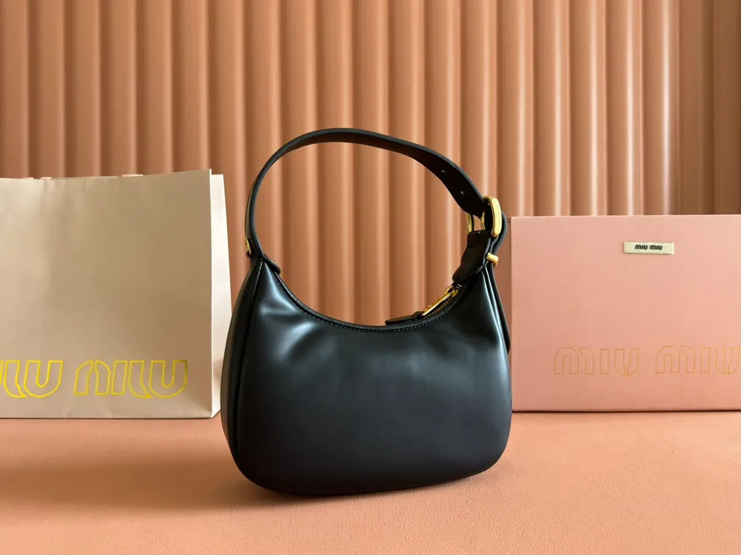 p1500💋💋💋 Equipped with a full set of packaging at the counter [Special Grade Hardware Original Leather] Cow Leather Crescent Bag Handbag/Crossbody Bag ~ This classic style crescent bag has sparkling metal hardware, and the letter logo adds an iconic element to the overall design, making it very recognizable. Size: W17×H15.5×D5.5cm No.: 5BP322