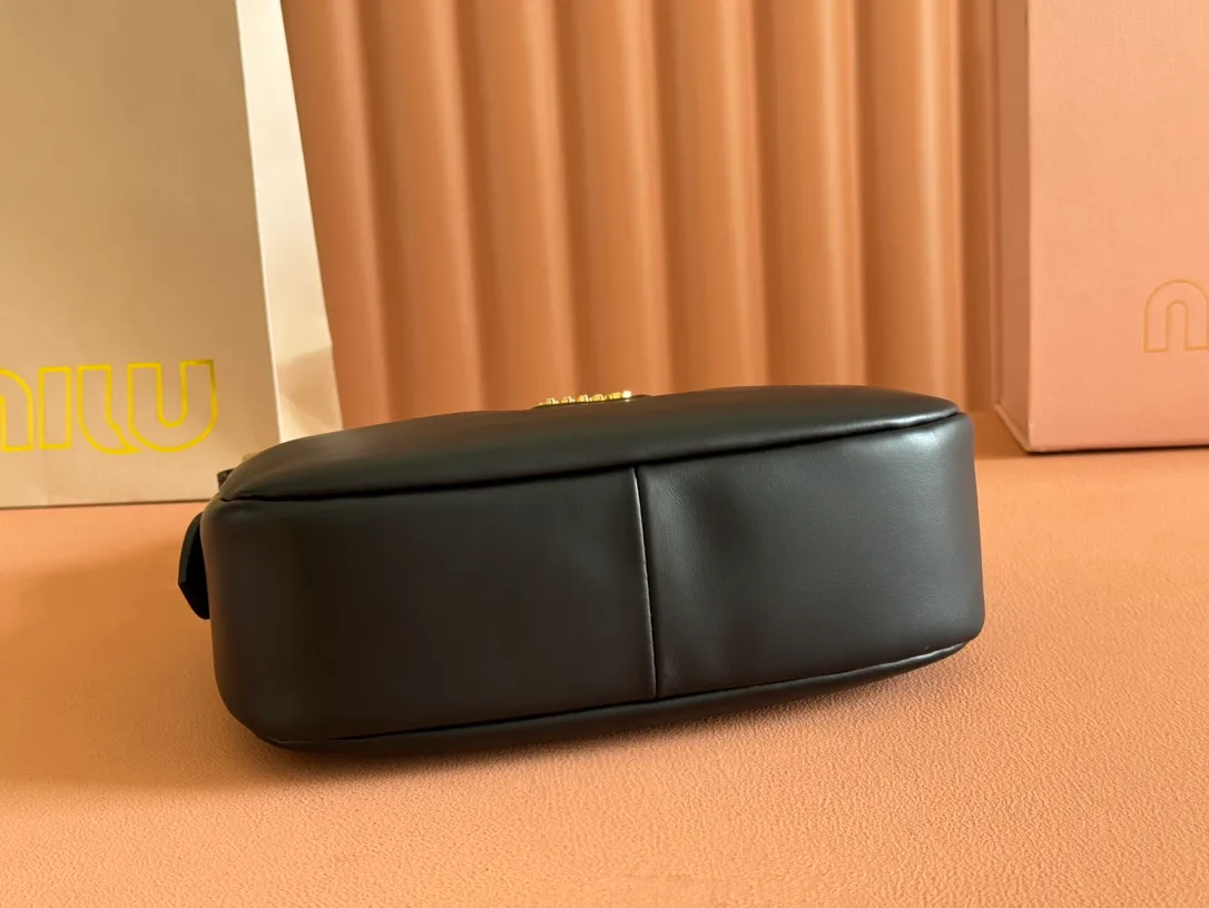 p1500💋💋💋 Equipped with a full set of packaging at the counter [Special Grade Hardware Original Leather] Cow Leather Crescent Bag Handbag/Crossbody Bag ~ This classic style crescent bag has sparkling metal hardware, and the letter logo adds an iconic element to the overall design, making it very recognizable. Size: W17×H15.5×D5.5cm No.: 5BP322
