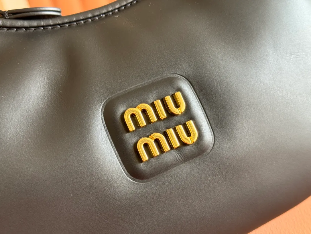 p1500💋💋💋 Equipped with a full set of packaging at the counter [Special Grade Hardware Original Leather] Cow Leather Crescent Bag Handbag/Crossbody Bag ~ This classic style crescent bag has sparkling metal hardware, and the letter logo adds an iconic element to the overall design, making it very recognizable. Size: W17×H15.5×D5.5cm No.: 5BP322