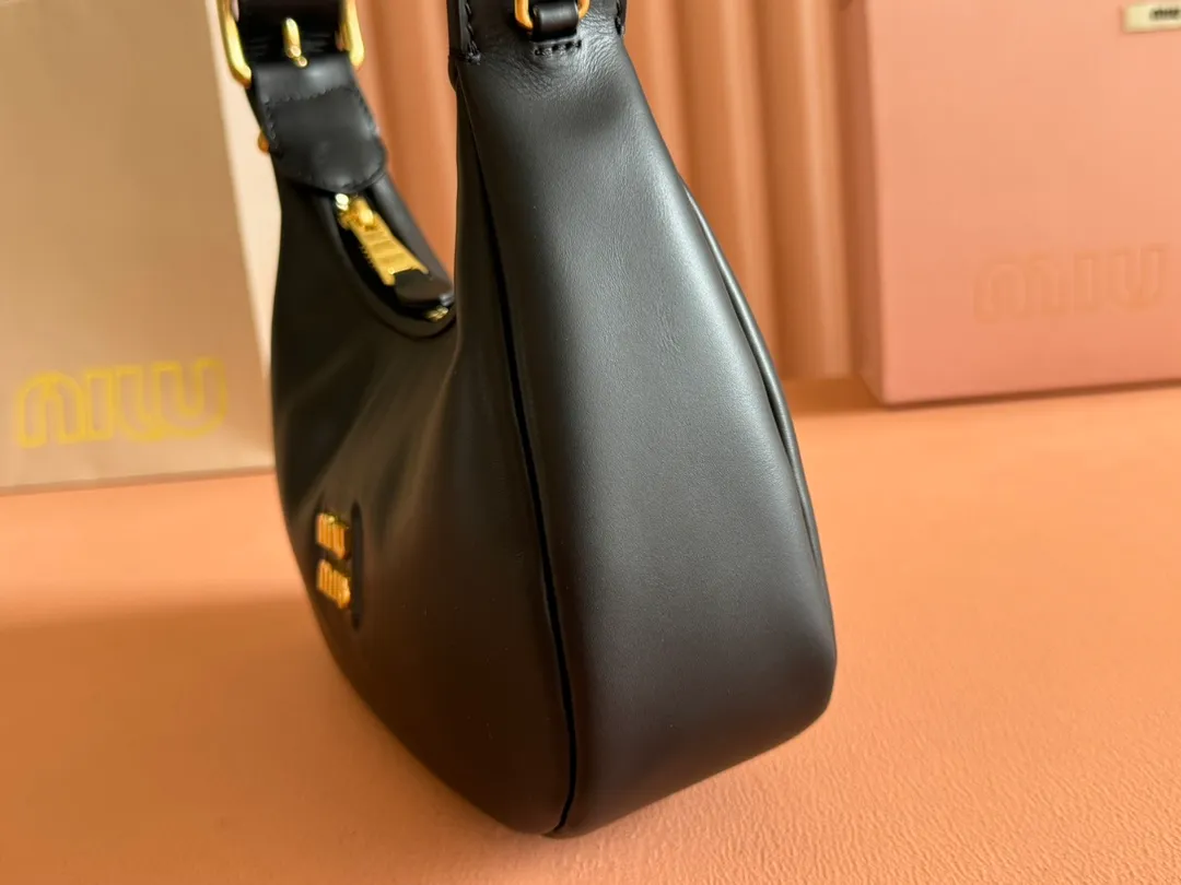 p1500💋💋💋 Equipped with a full set of packaging at the counter [Special Grade Hardware Original Leather] Cow Leather Crescent Bag Handbag/Crossbody Bag ~ This classic style crescent bag has sparkling metal hardware, and the letter logo adds an iconic element to the overall design, making it very recognizable. Size: W17×H15.5×D5.5cm No.: 5BP322