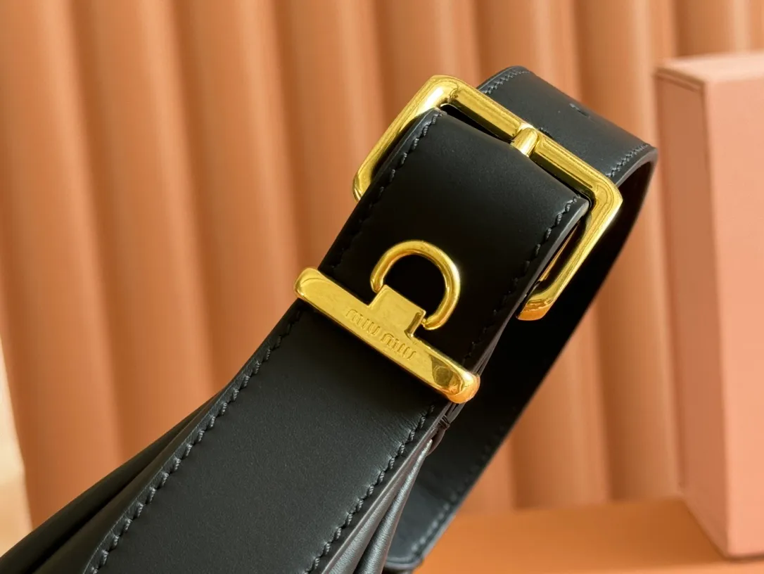p1500💋💋💋 Equipped with a full set of packaging at the counter [Special Grade Hardware Original Leather] Cow Leather Crescent Bag Handbag/Crossbody Bag ~ This classic style crescent bag has sparkling metal hardware, and the letter logo adds an iconic element to the overall design, making it very recognizable. Size: W17×H15.5×D5.5cm No.: 5BP322