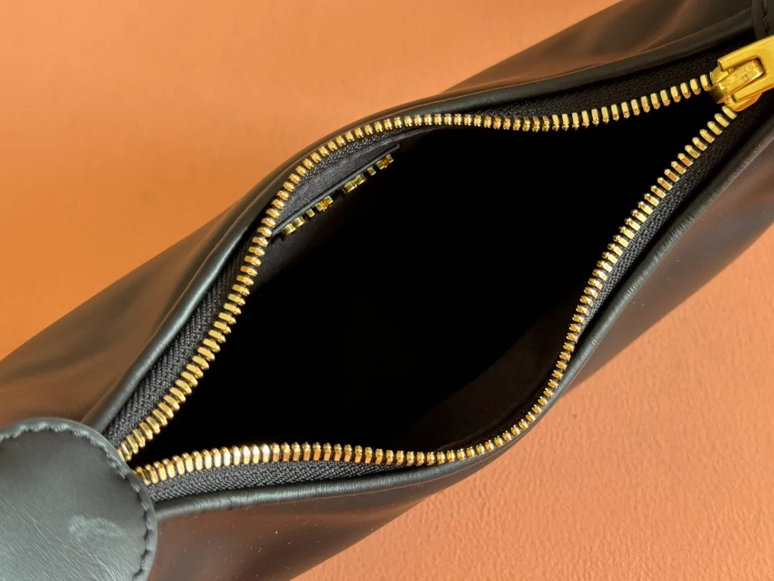 p1500💋💋💋 Equipped with a full set of packaging at the counter [Special Grade Hardware Original Leather] Cow Leather Crescent Bag Handbag/Crossbody Bag ~ This classic style crescent bag has sparkling metal hardware, and the letter logo adds an iconic element to the overall design, making it very recognizable. Size: W17×H15.5×D5.5cm No.: 5BP322