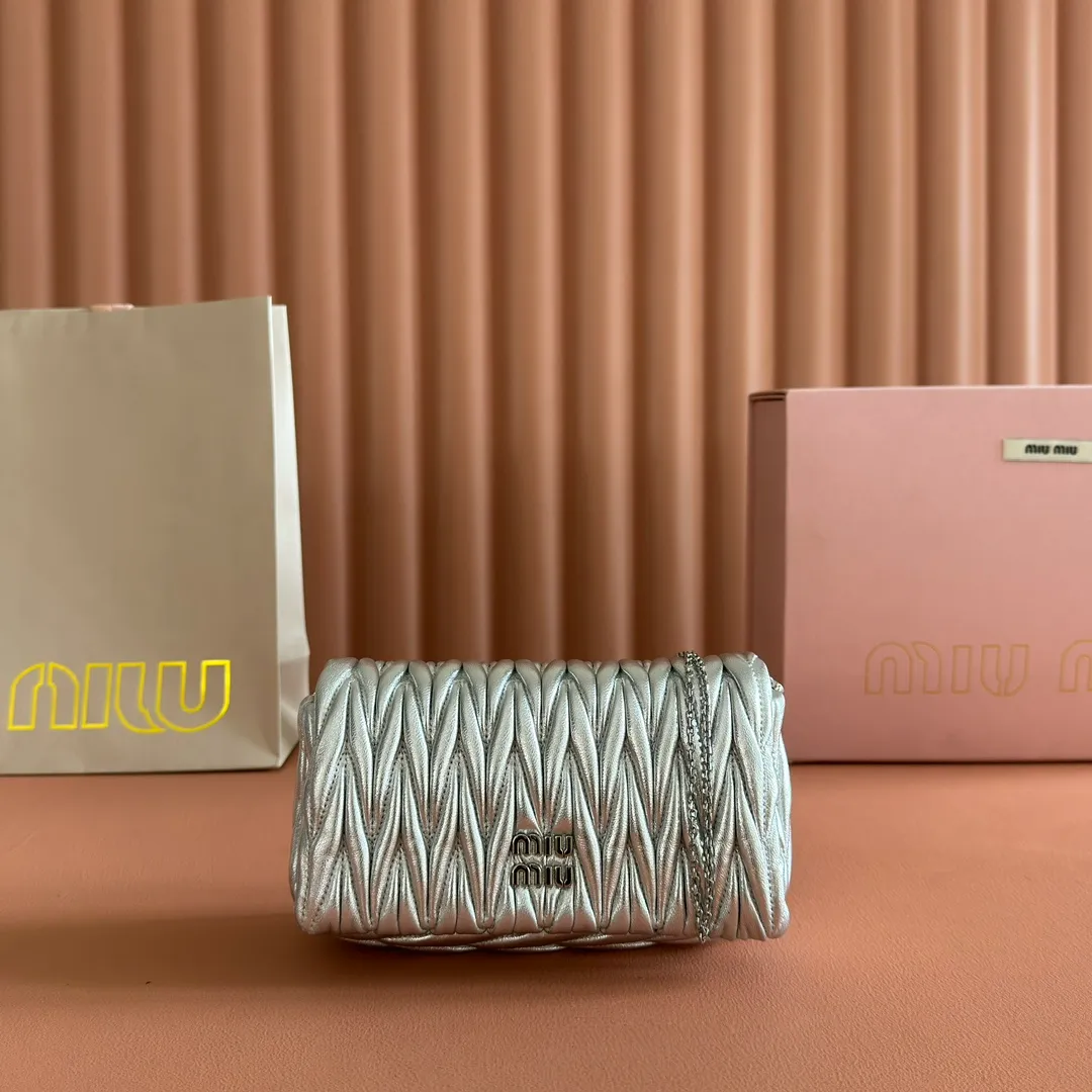 p1400💋💋💋【Equipped with full package of original leather at the counter】Miaojia 5bp172 MIU MI new chain bag, top imported lambskin, brand classic iconic Matelasse texture embroidery, new design detachable long metal chain shoulder strap, flip-top suction buckle closure, a card slot compartment inside, satin lining, can be held in hand or crossbody, size 18 X9.5 X 4 c