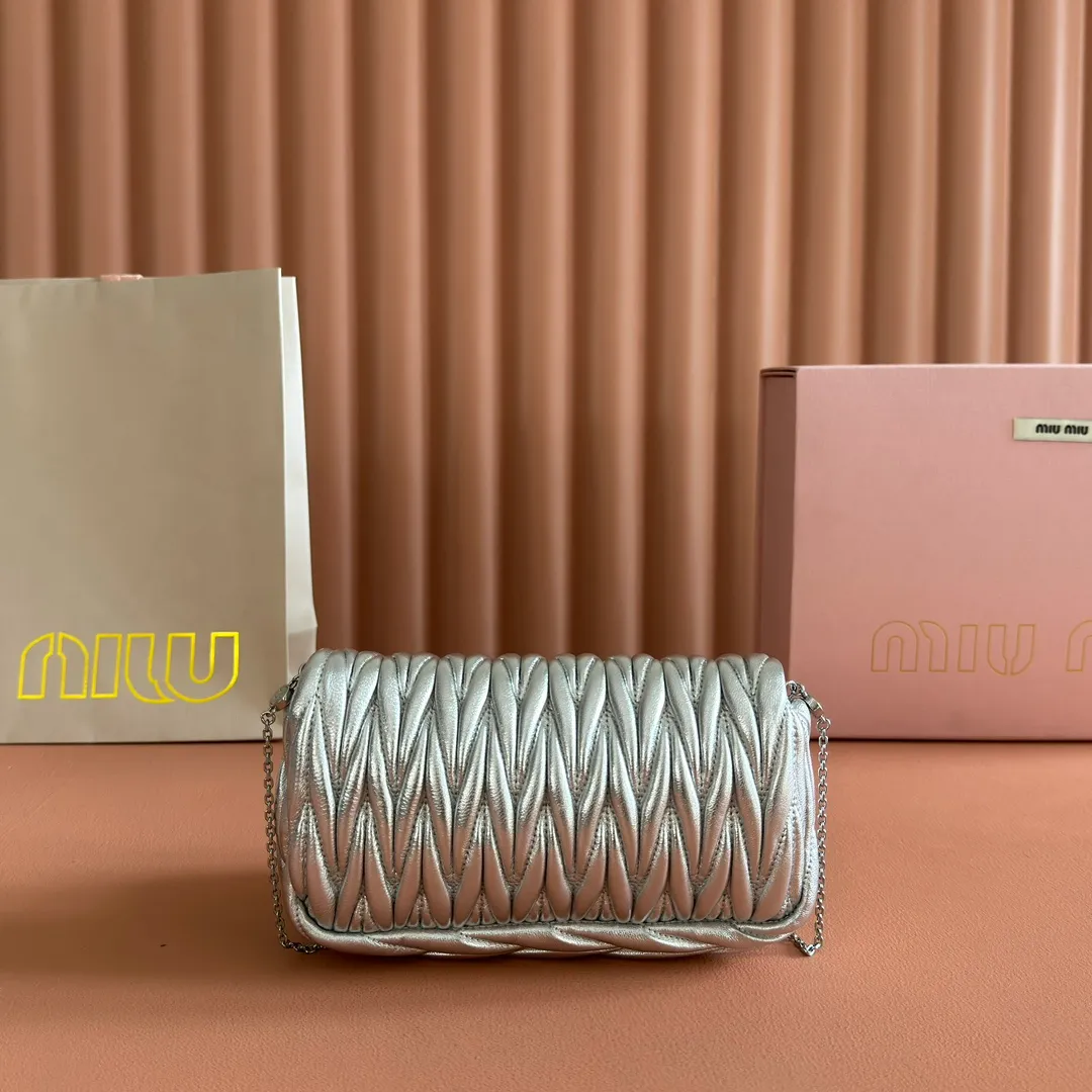 p1400💋💋💋【Equipped with full package of original leather at the counter】Miaojia 5bp172 MIU MI new chain bag, top imported lambskin, brand classic iconic Matelasse texture embroidery, new design detachable long metal chain shoulder strap, flip-top suction buckle closure, a card slot compartment inside, satin lining, can be held in hand or crossbody, size 18 X9.5 X 4 c