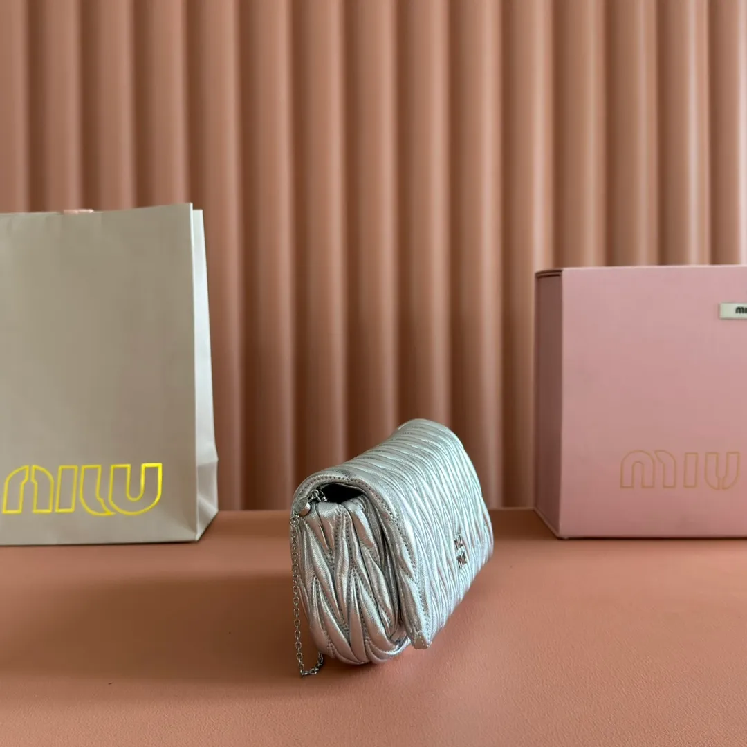 p1400💋💋💋【Equipped with full package of original leather at the counter】Miaojia 5bp172 MIU MI new chain bag, top imported lambskin, brand classic iconic Matelasse texture embroidery, new design detachable long metal chain shoulder strap, flip-top suction buckle closure, a card slot compartment inside, satin lining, can be held in hand or crossbody, size 18 X9.5 X 4 c