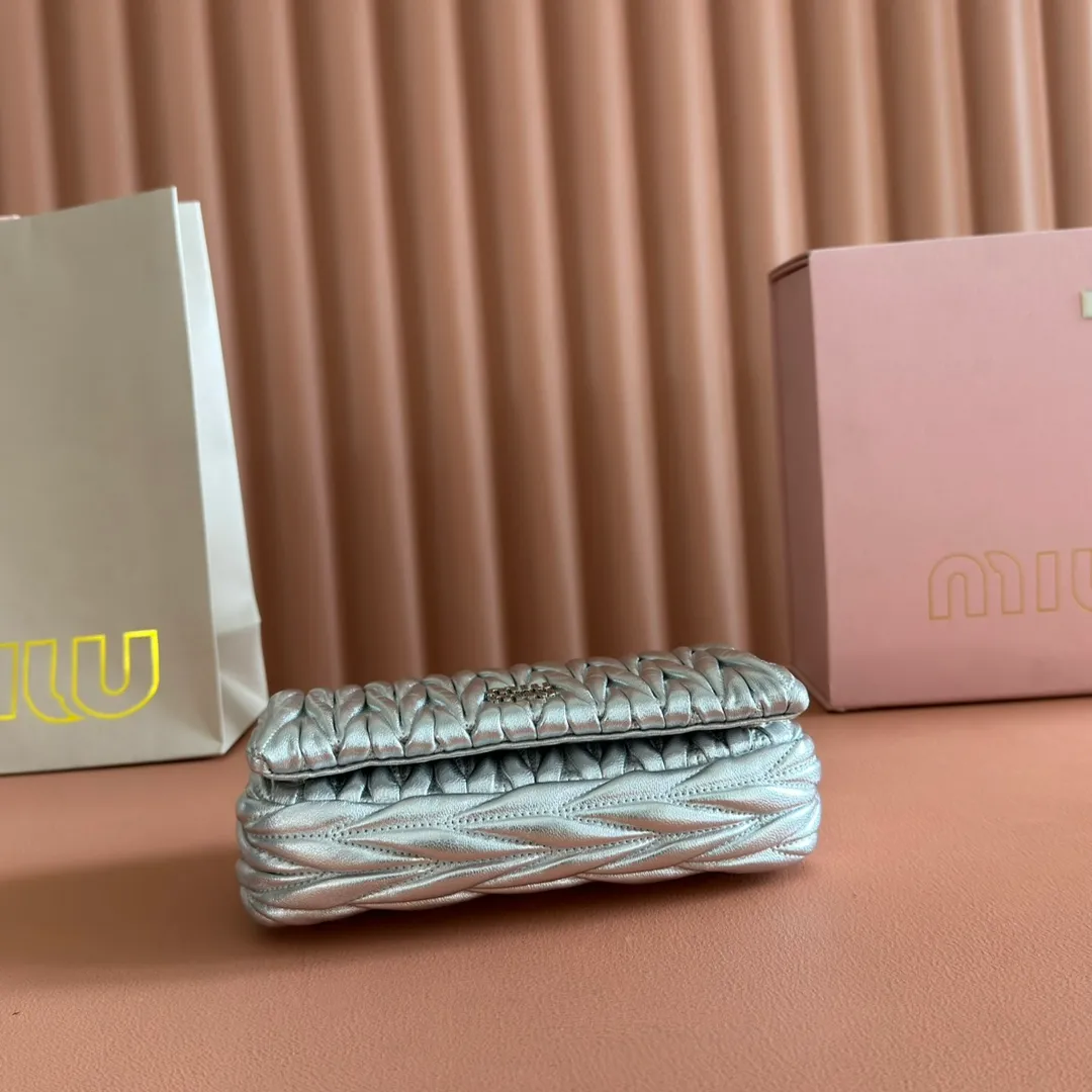 p1400💋💋💋【Equipped with full package of original leather at the counter】Miaojia 5bp172 MIU MI new chain bag, top imported lambskin, brand classic iconic Matelasse texture embroidery, new design detachable long metal chain shoulder strap, flip-top suction buckle closure, a card slot compartment inside, satin lining, can be held in hand or crossbody, size 18 X9.5 X 4 c