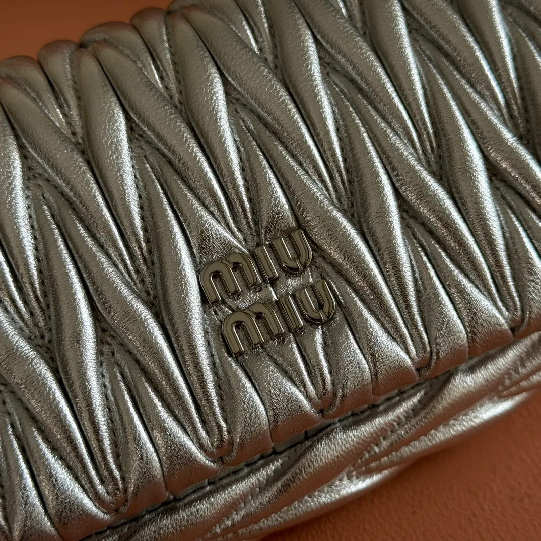 p1400💋💋💋【Equipped with full package of original leather at the counter】Miaojia 5bp172 MIU MI new chain bag, top imported lambskin, brand classic iconic Matelasse texture embroidery, new design detachable long metal chain shoulder strap, flip-top suction buckle closure, a card slot compartment inside, satin lining, can be held in hand or crossbody, size 18 X9.5 X 4 c
