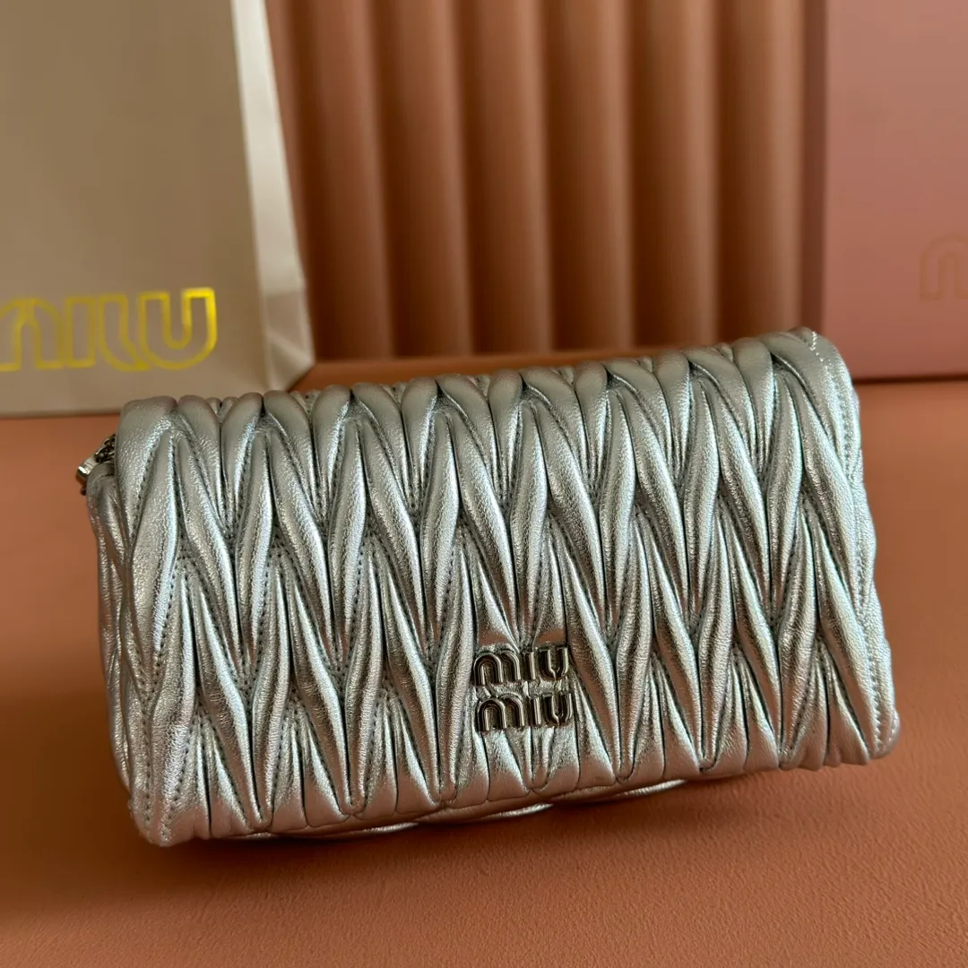 p1400💋💋💋【Equipped with full package of original leather at the counter】Miaojia 5bp172 MIU MI new chain bag, top imported lambskin, brand classic iconic Matelasse texture embroidery, new design detachable long metal chain shoulder strap, flip-top suction buckle closure, a card slot compartment inside, satin lining, can be held in hand or crossbody, size 18 X9.5 X 4 c