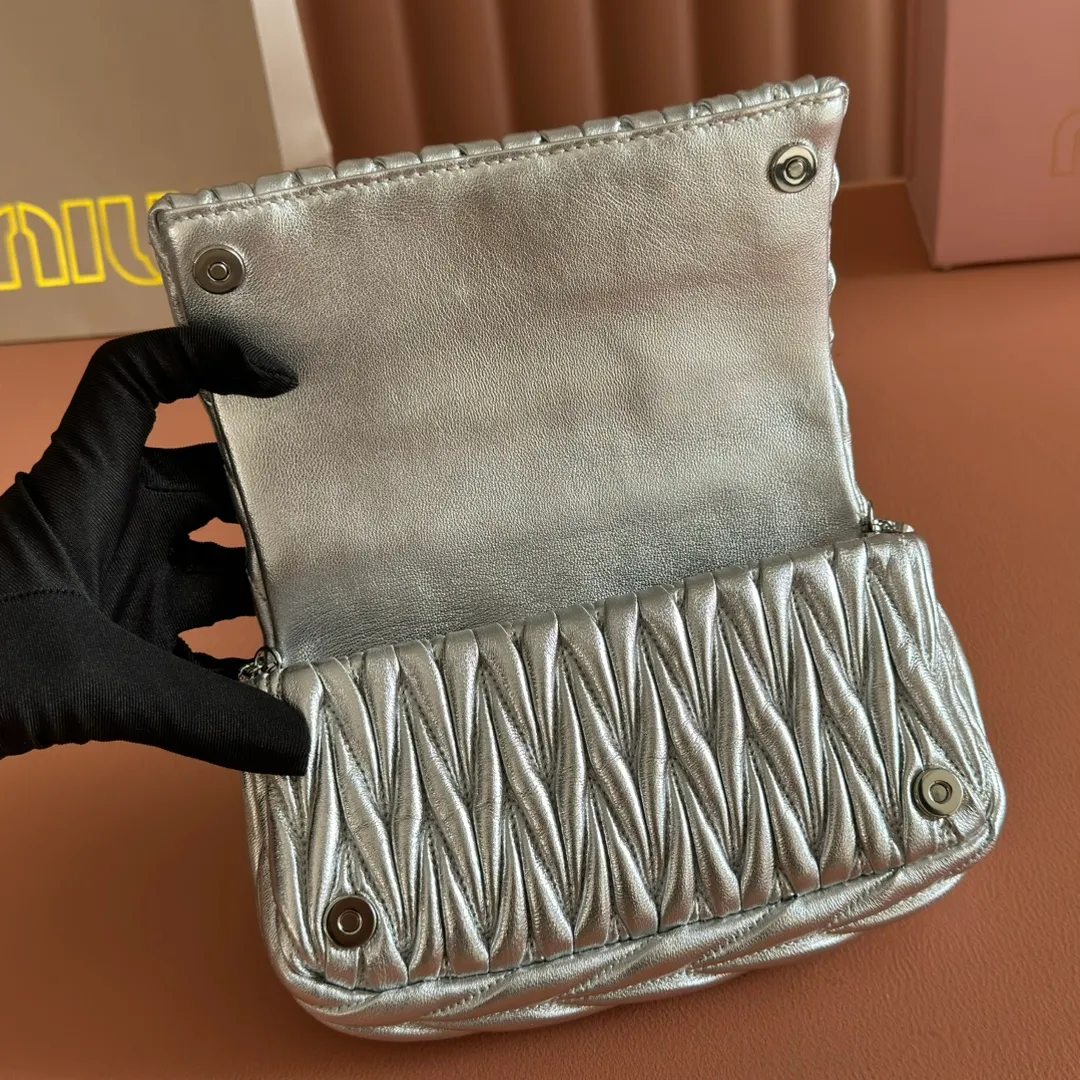 p1400💋💋💋【Equipped with full package of original leather at the counter】Miaojia 5bp172 MIU MI new chain bag, top imported lambskin, brand classic iconic Matelasse texture embroidery, new design detachable long metal chain shoulder strap, flip-top suction buckle closure, a card slot compartment inside, satin lining, can be held in hand or crossbody, size 18 X9.5 X 4 c
