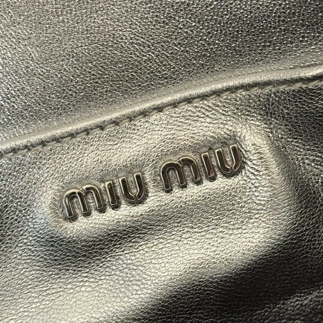 p1400💋💋💋【Equipped with full package of original leather at the counter】Miaojia 5bp172 MIU MI new chain bag, top imported lambskin, brand classic iconic Matelasse texture embroidery, new design detachable long metal chain shoulder strap, flip-top suction buckle closure, a card slot compartment inside, satin lining, can be held in hand or crossbody, size 18 X9.5 X 4 c